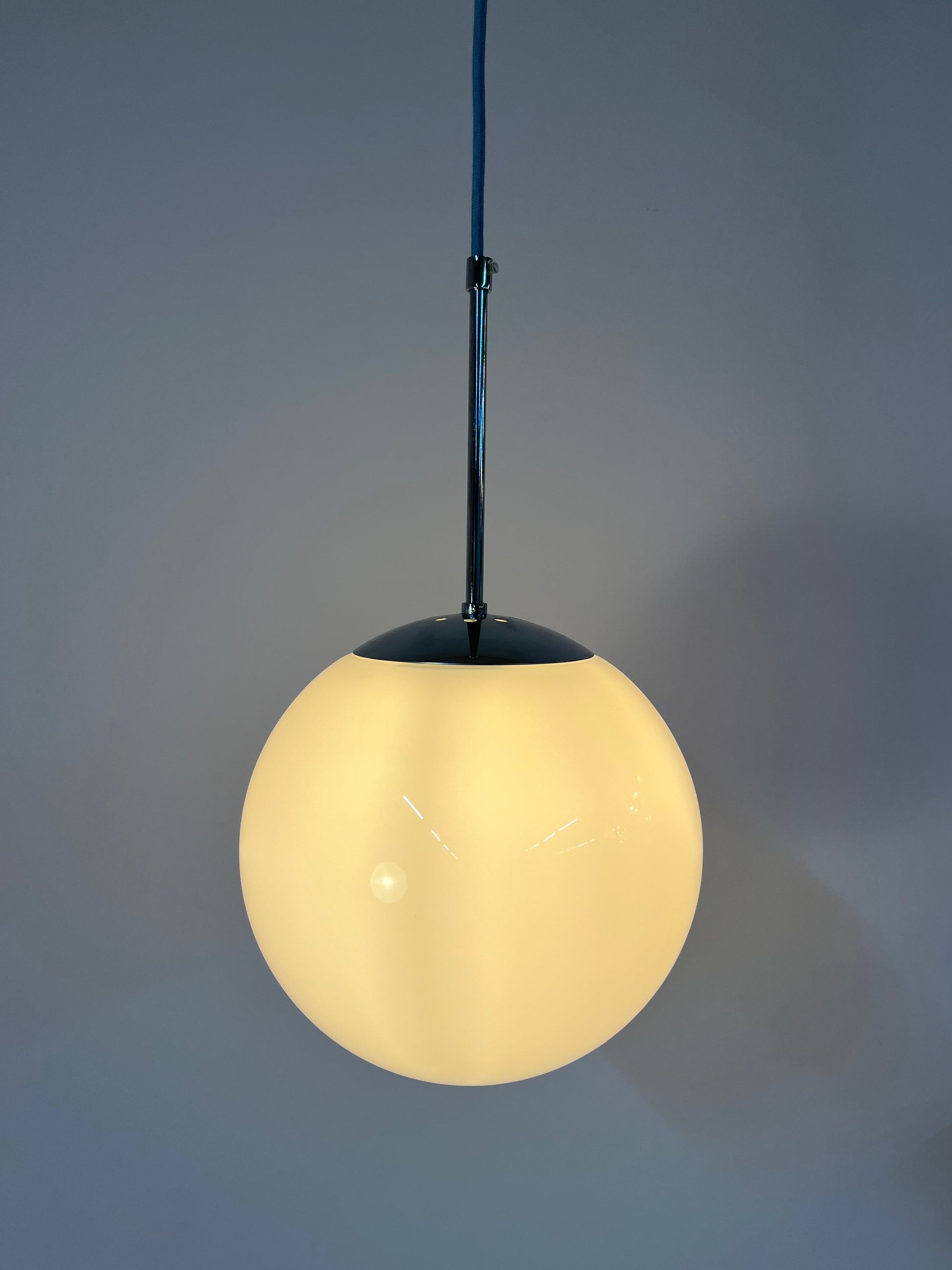 Kugellampe weiß Chrom Glas mit Stab