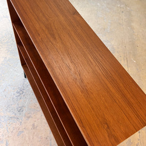 Regal Teak mit neuen Metallfüßen von IDEE Möbel
