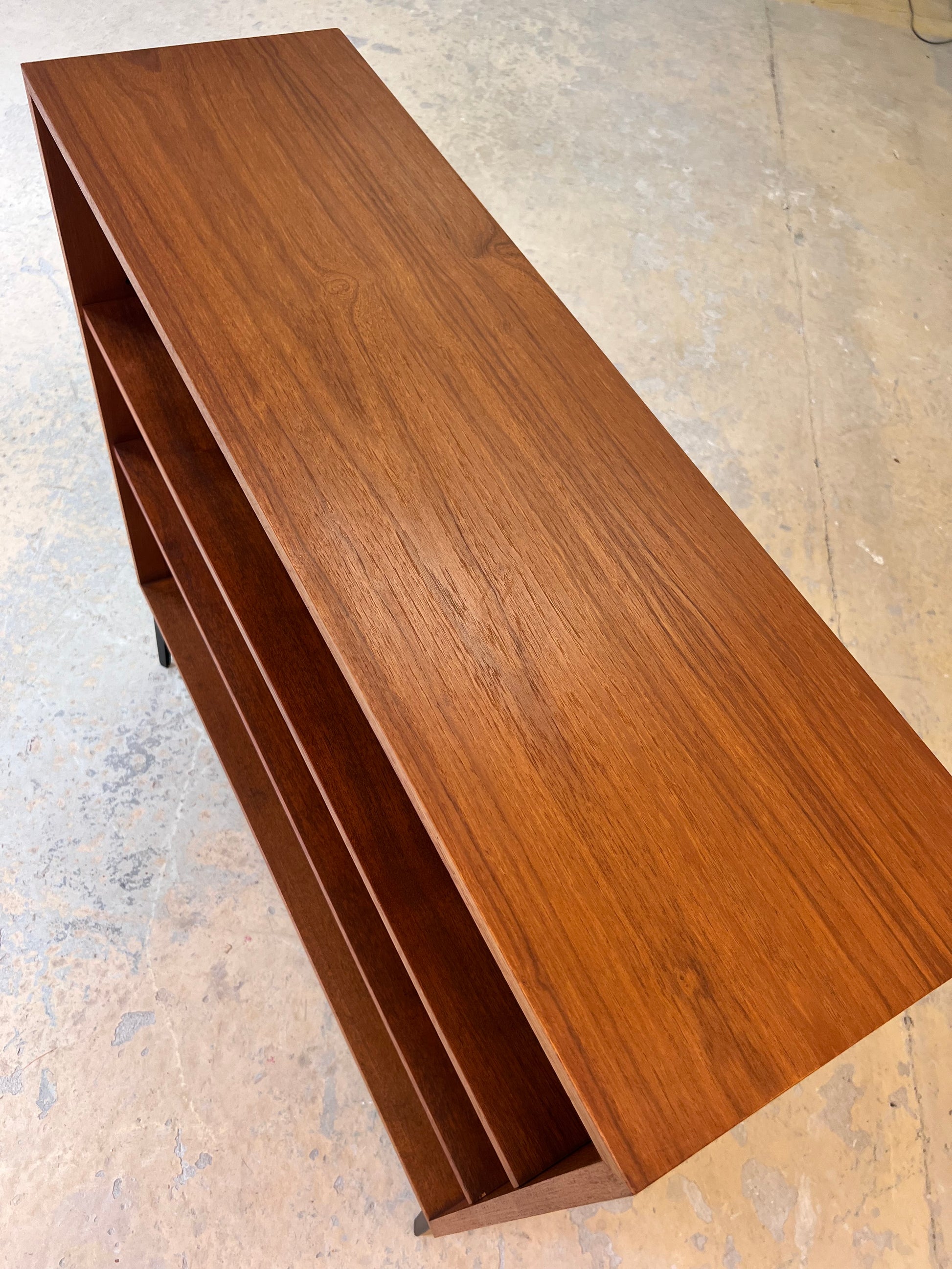 Regal Teak mit neuen Metallfüßen von IDEE Möbel