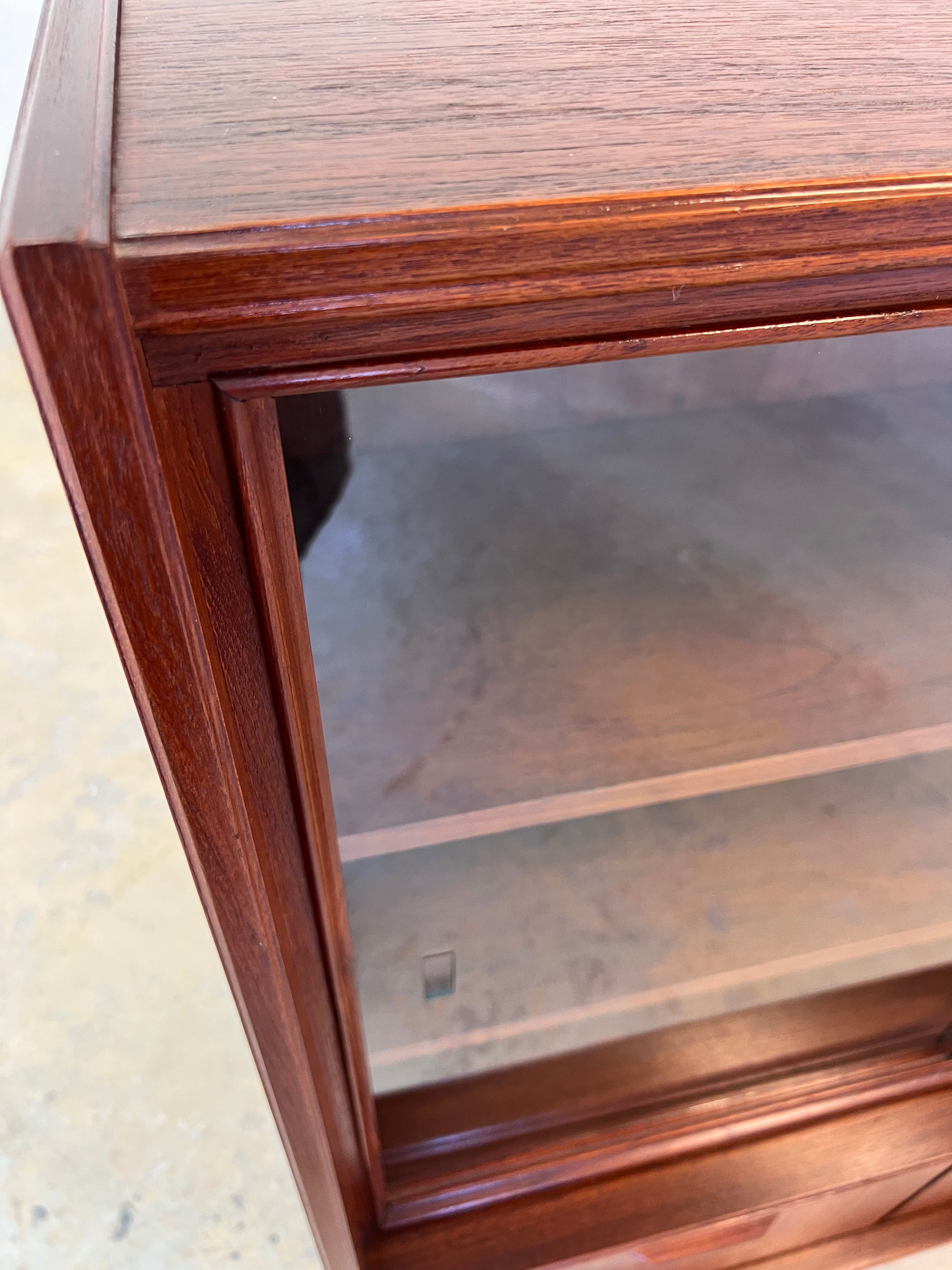 Vitrine Teak mit Klappfächern aus Deutschland