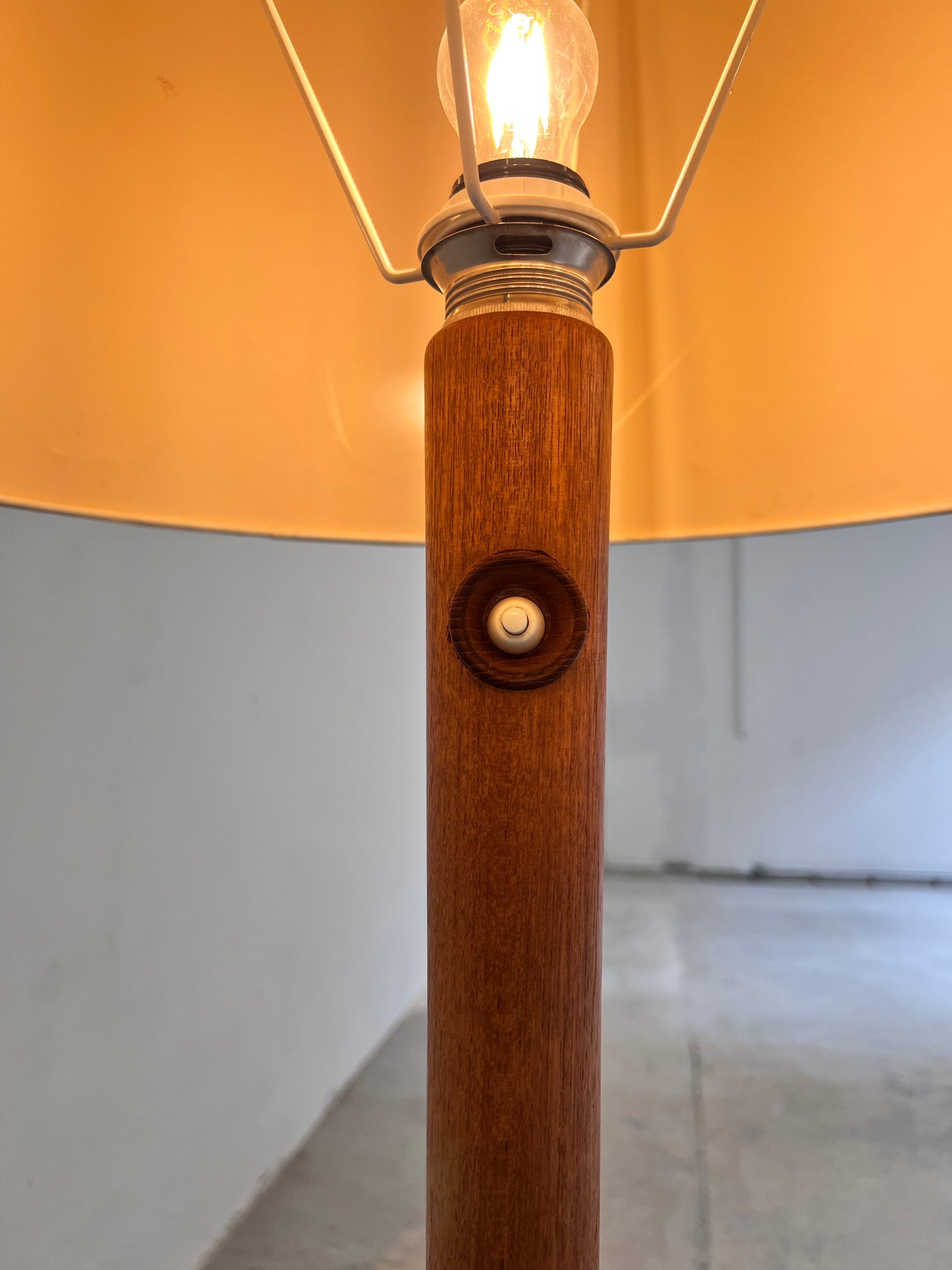 Stehlampe Teak mit Seidenschirm aus Dänemark
