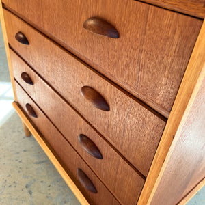 Kommode Teak mit Details in Eiche & Muschelgriffen aus Dänemark