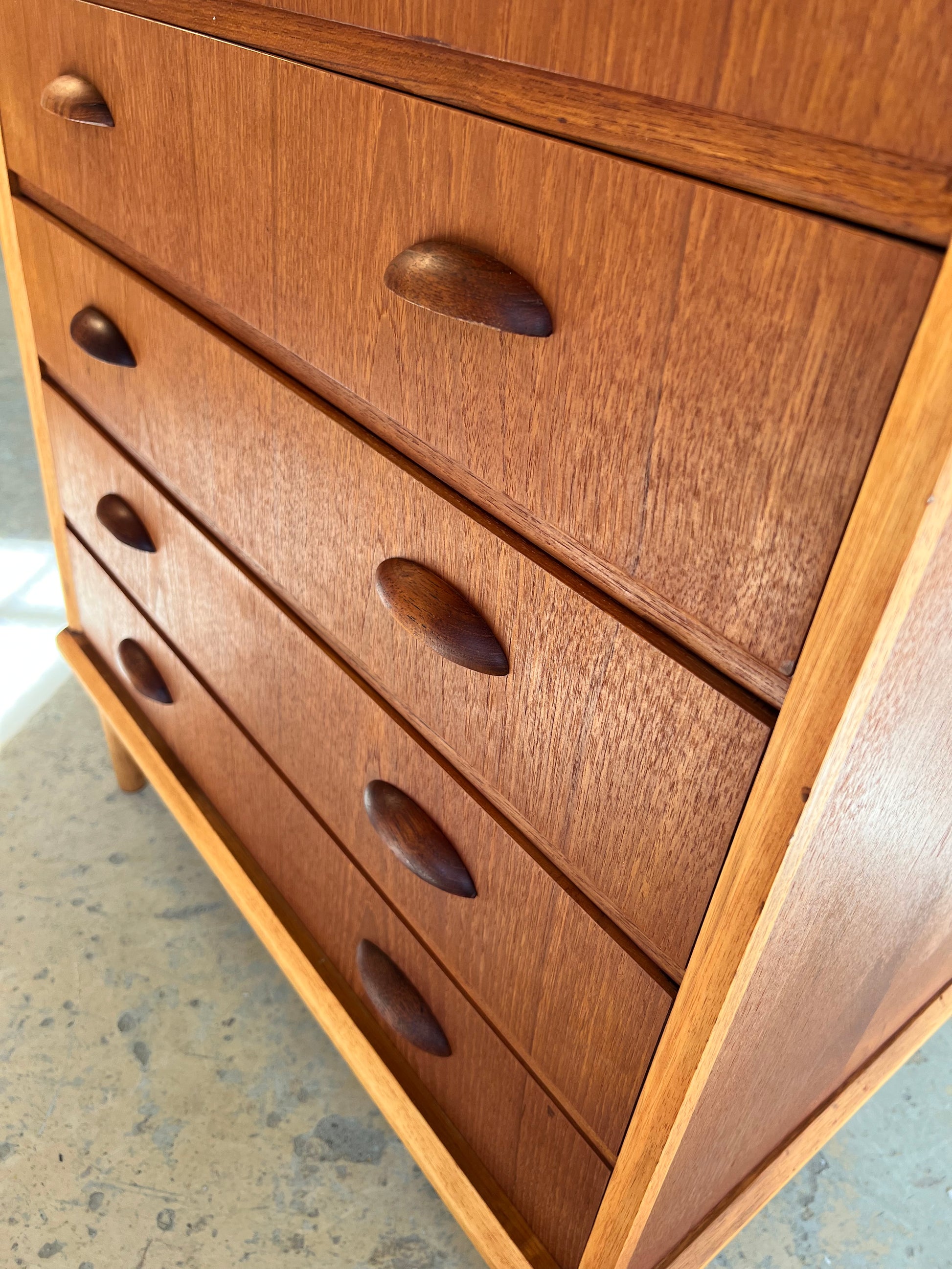 Kommode Teak mit Details in Eiche & Muschelgriffen aus Dänemark