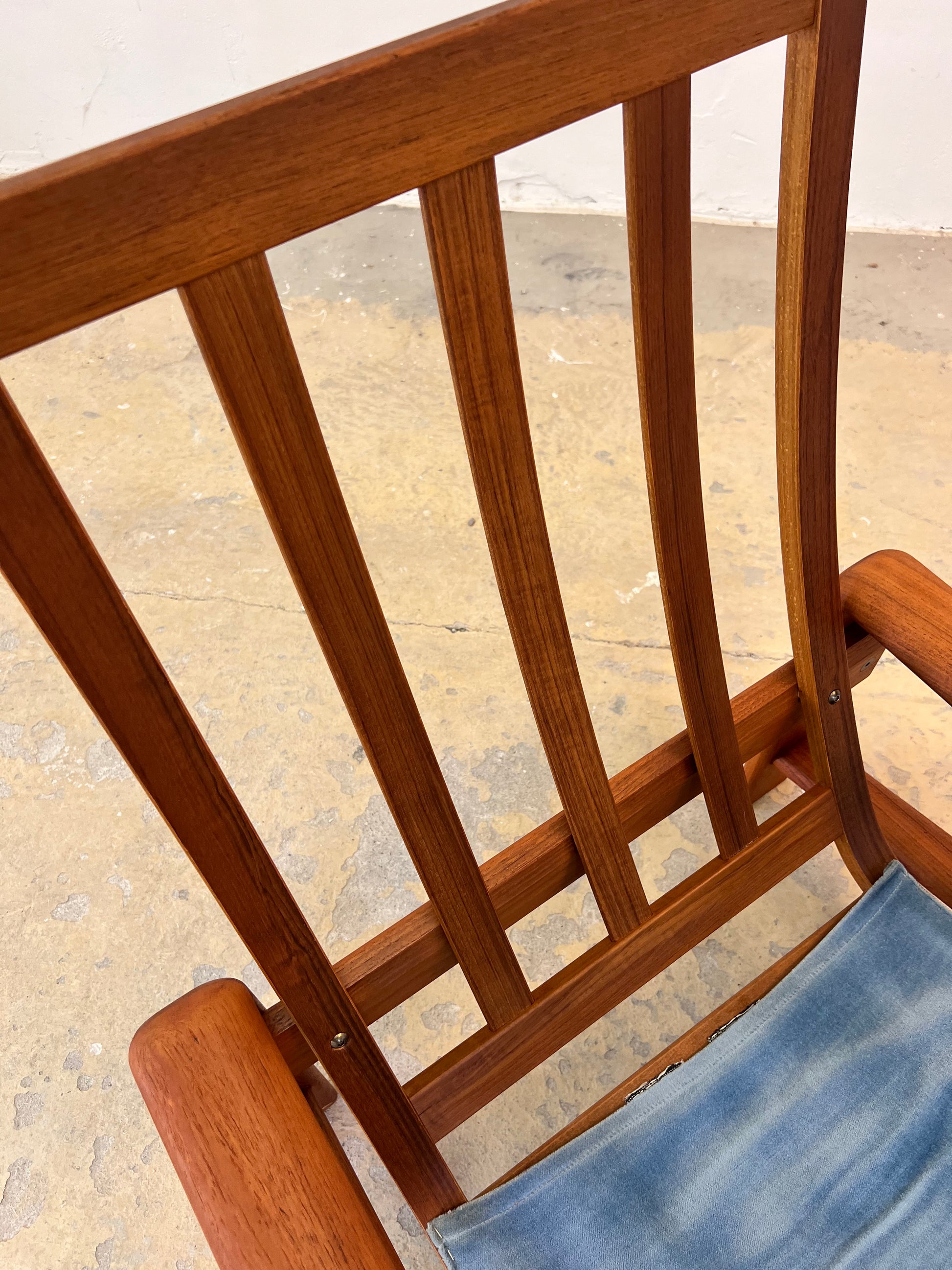 Sessel blau Samt und Teak Hochlehner
