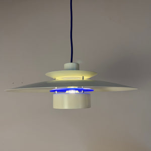 Lammellenlampe weiß mit blauem Akzent aus Dänemark