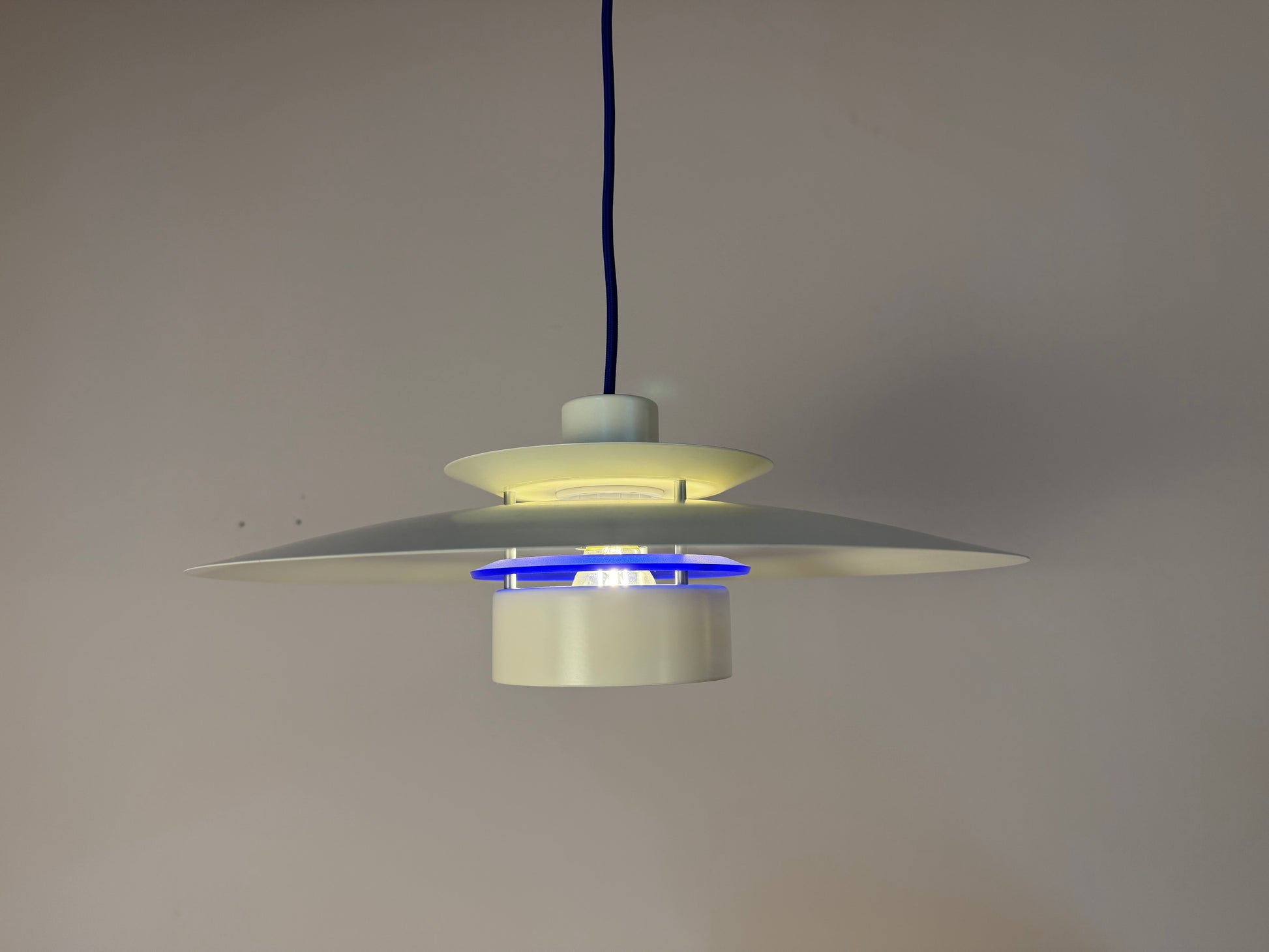 Lammellenlampe weiß mit blauem Akzent aus Dänemark
