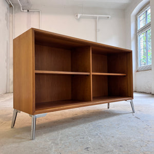 Regal Nussbaum mit neuen Chromfüßen