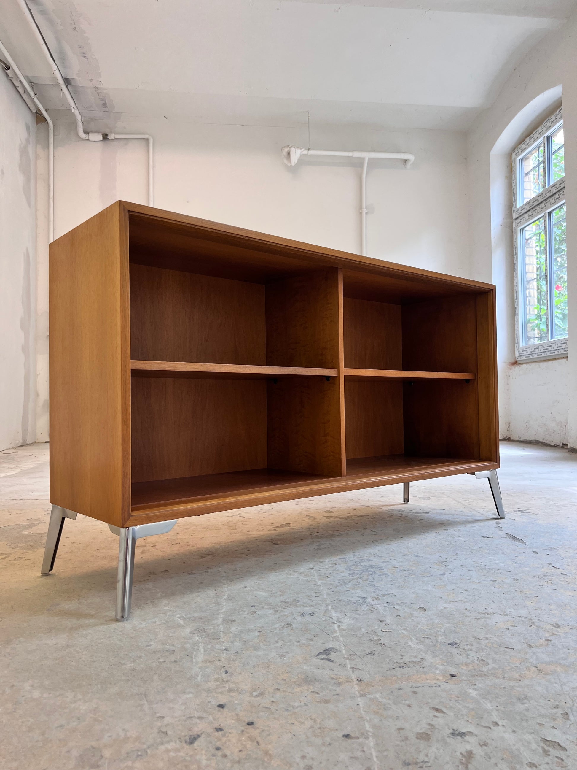Regal Nussbaum mit neuen Chromfüßen