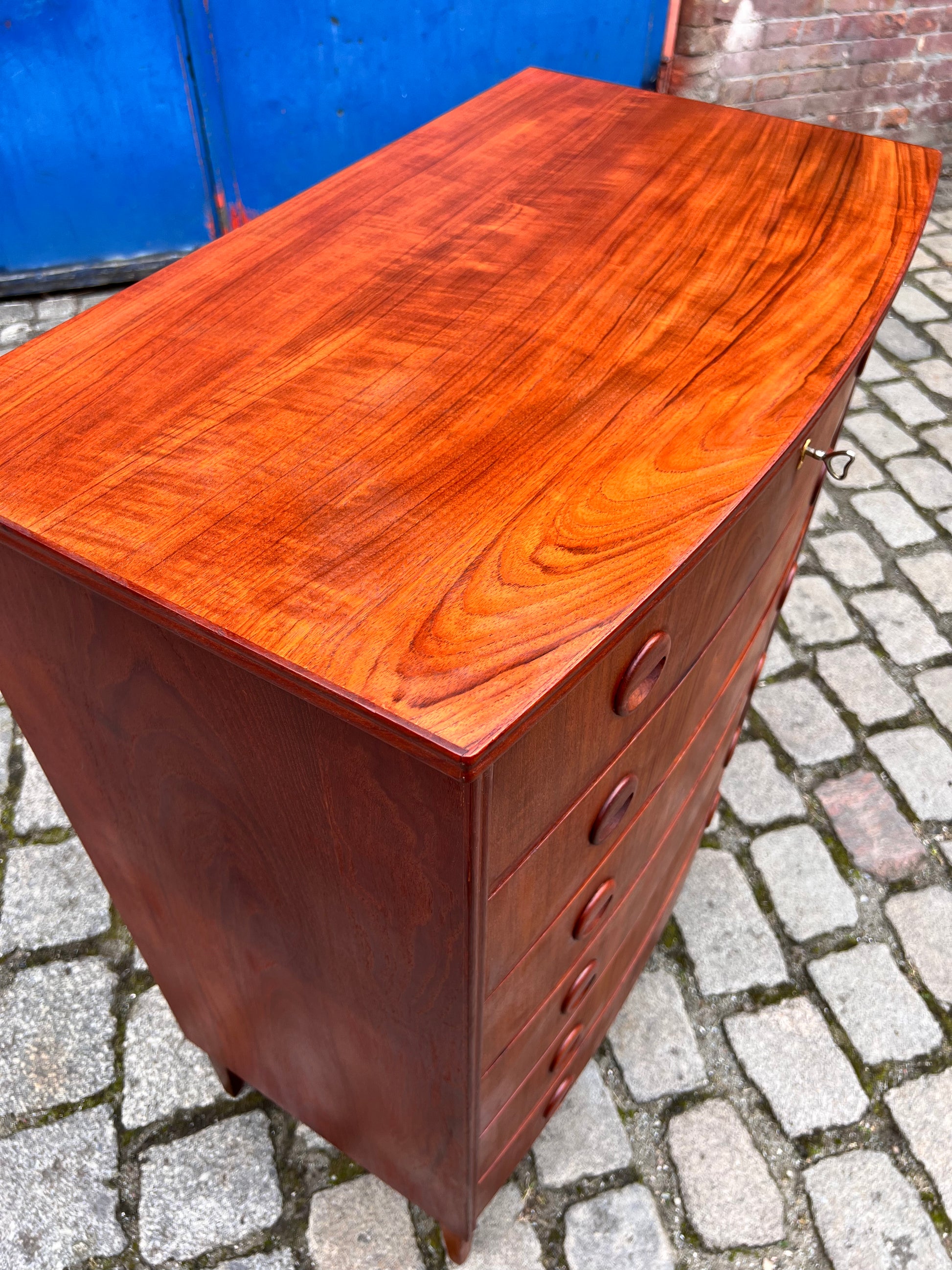 Kommode Teak mit gerundeter Front aus Dänemark