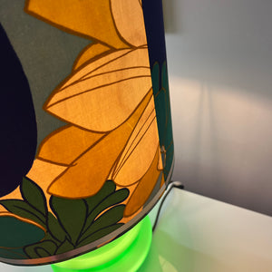 Tischlampe grün mit leuchtendem Glasfuß und floralem Schirm von Doria