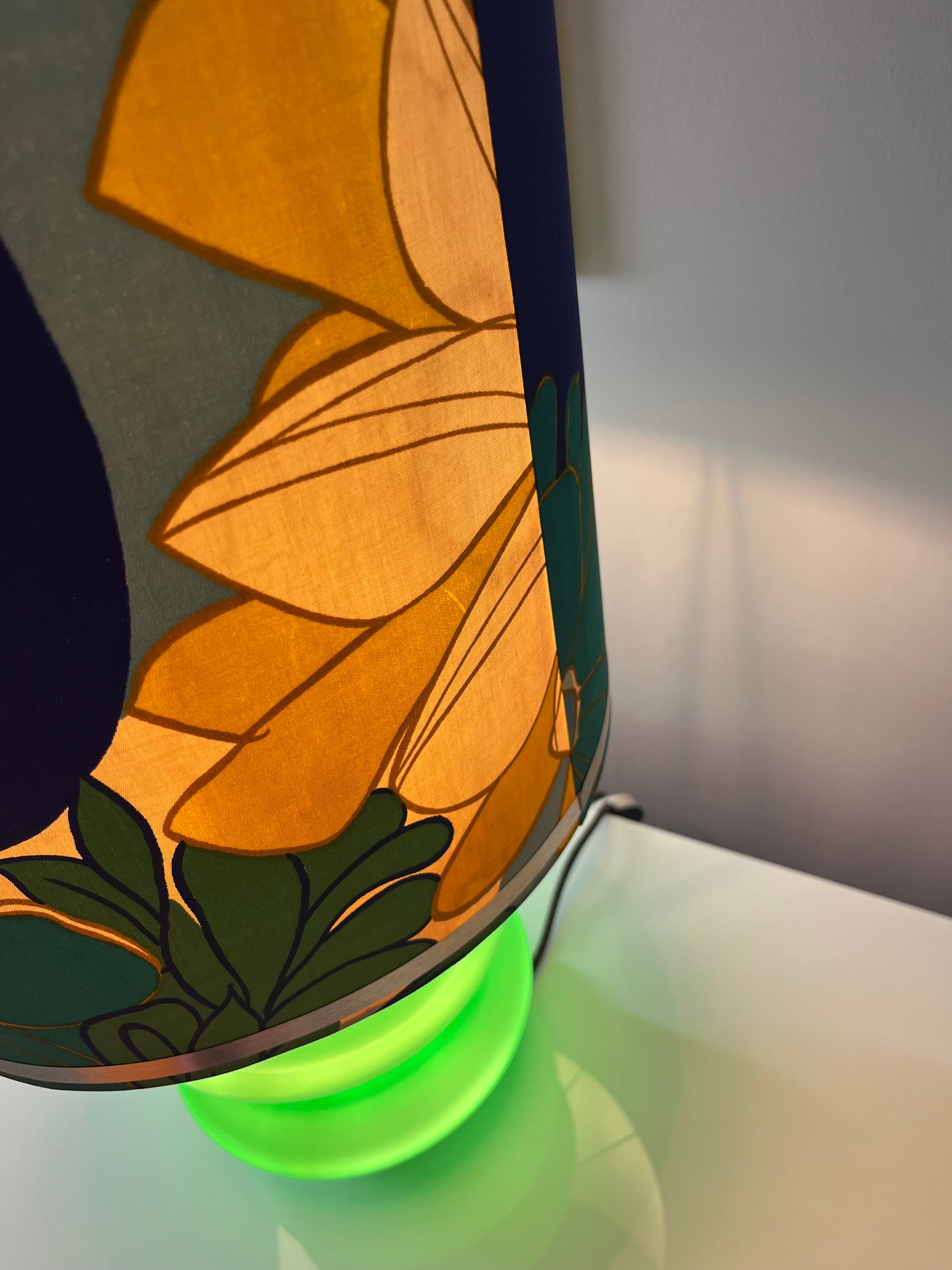 Tischlampe grün mit leuchtendem Glasfuß und floralem Schirm von Doria