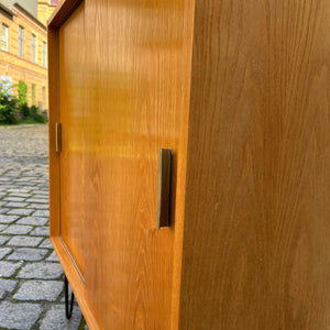 Schrank Typ 605/2 Esche auf Hairpinlegs von Hellerau