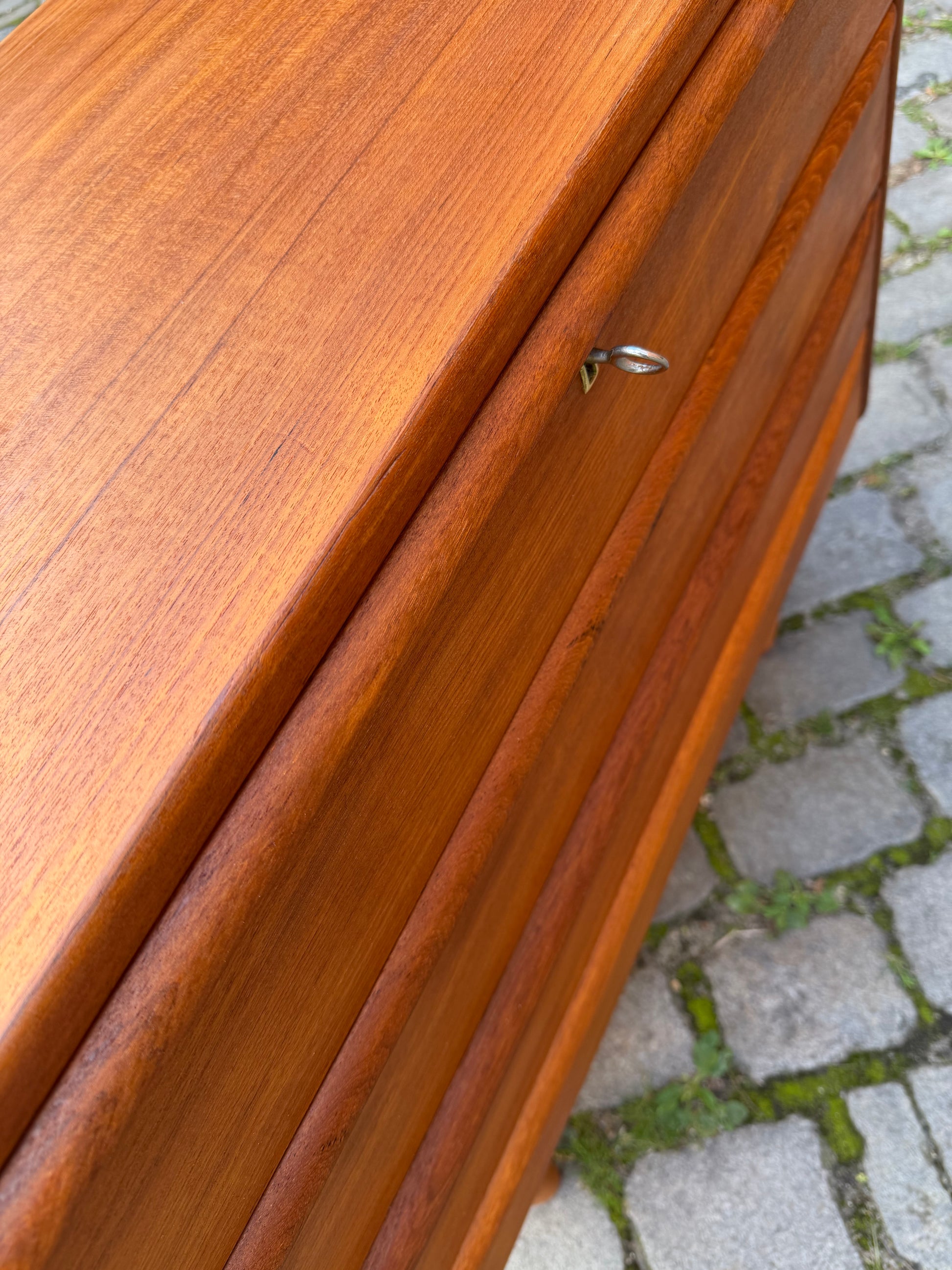 Kleine Kommode Teak mit Schloss aus Dänemark