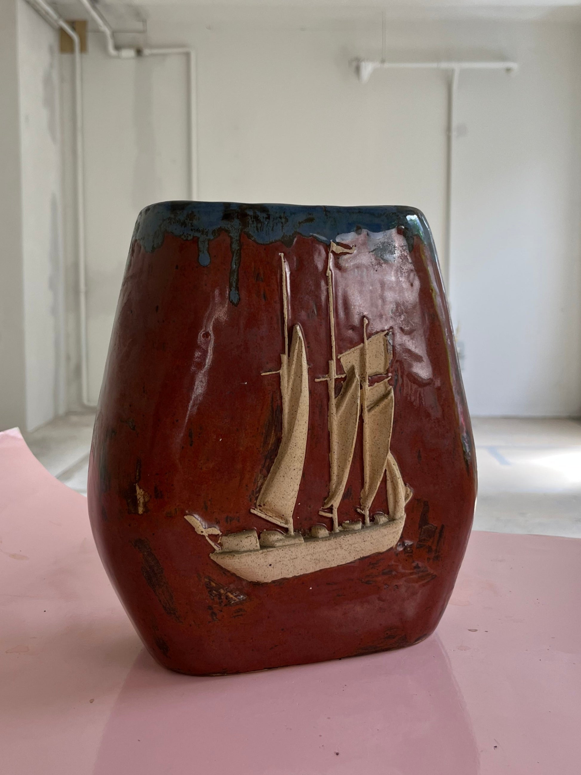 Vase mit Schiff braun Keramik Dänemark