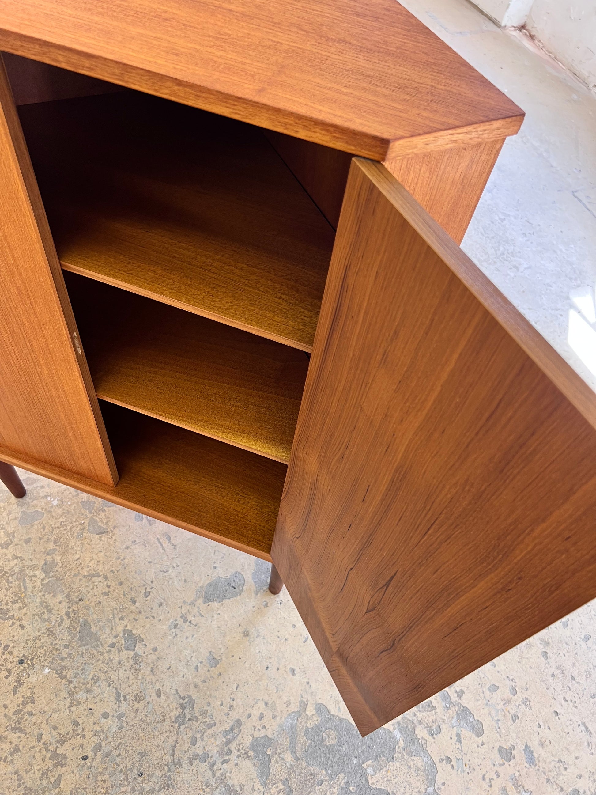 Eckschrank Teak mit Schloss aus Dänemark