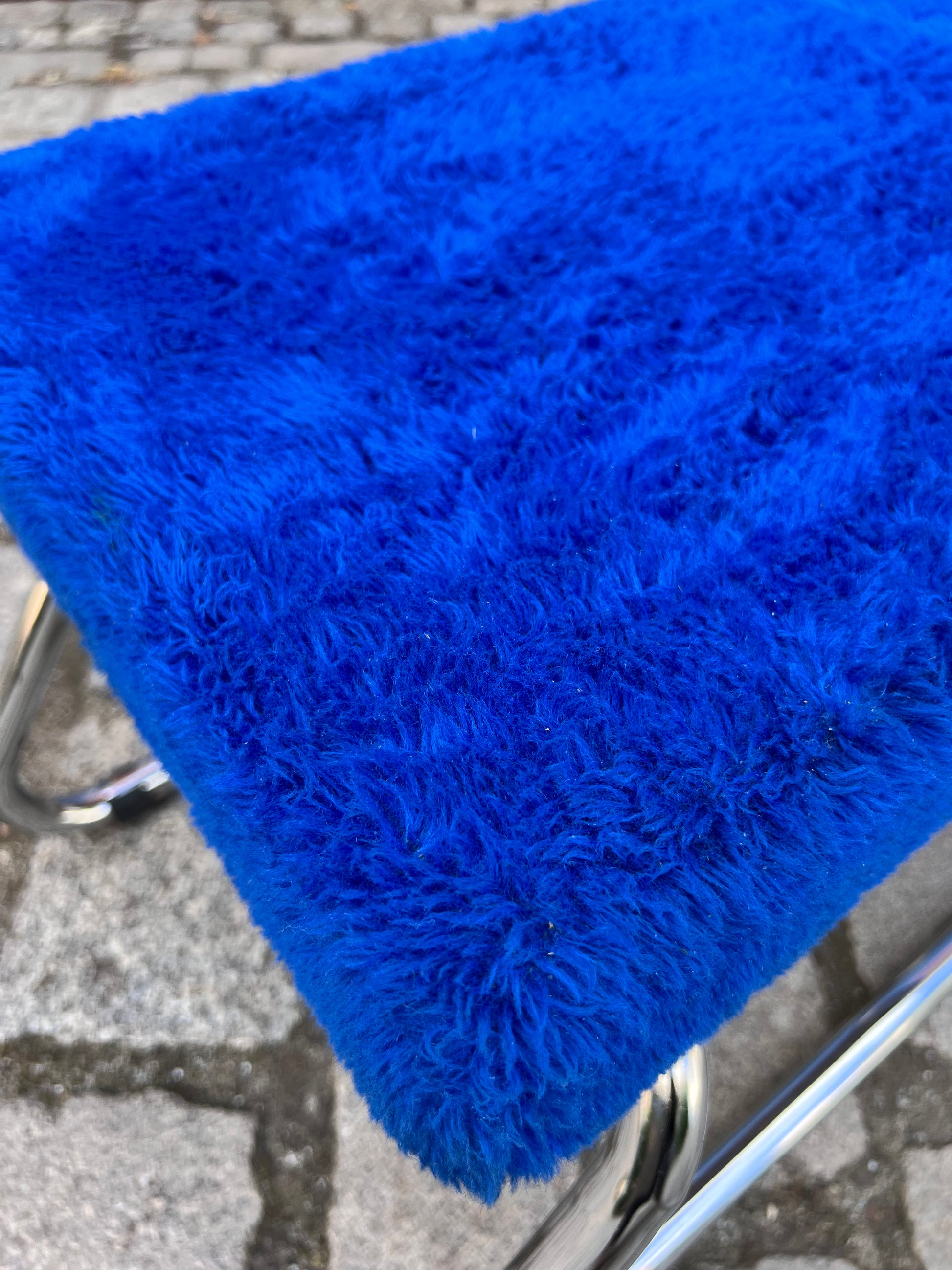 Hocker königsblau Chrom mit Tritt