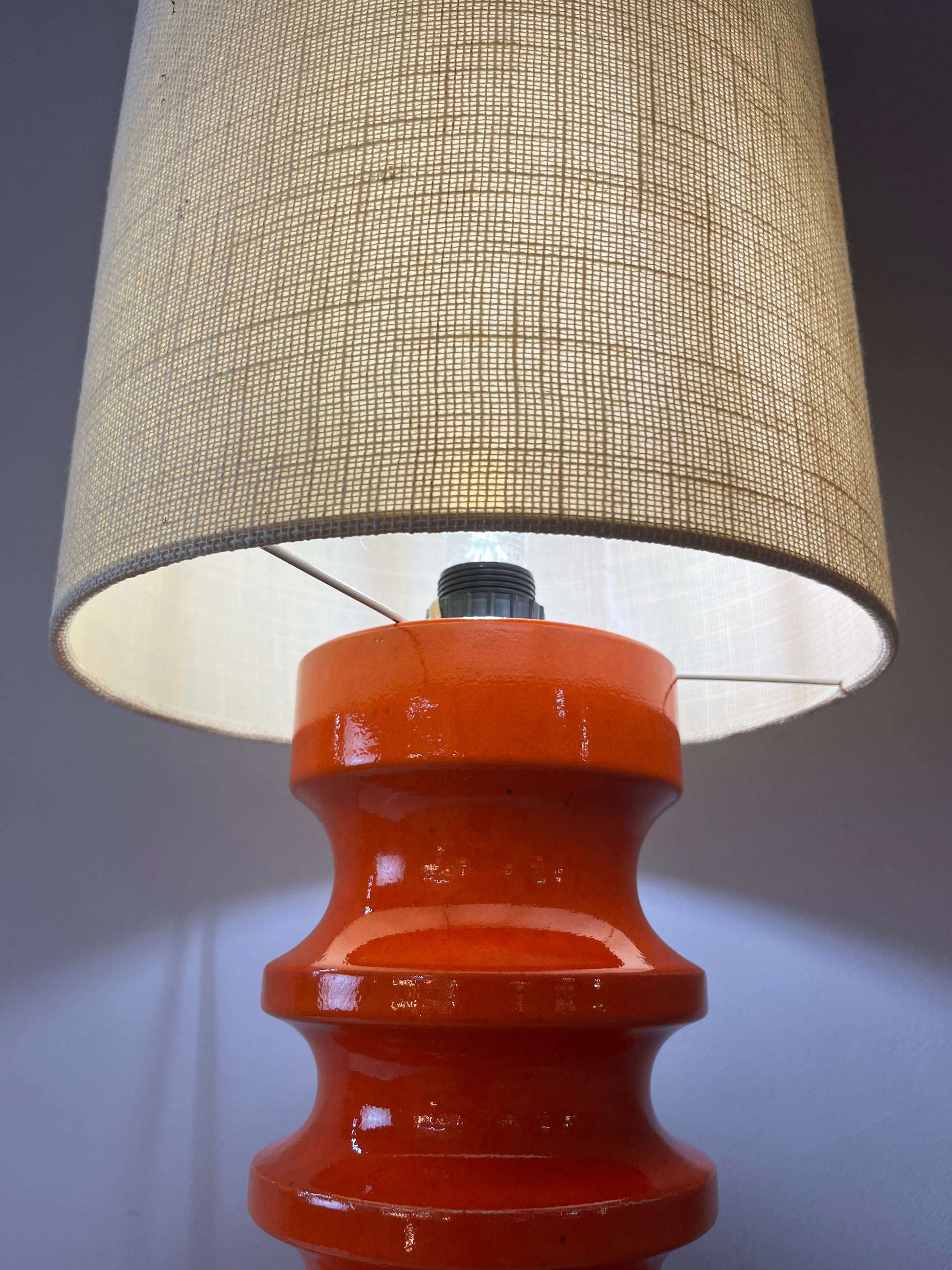 Stehlampe orange Keramik mit Wollschirm