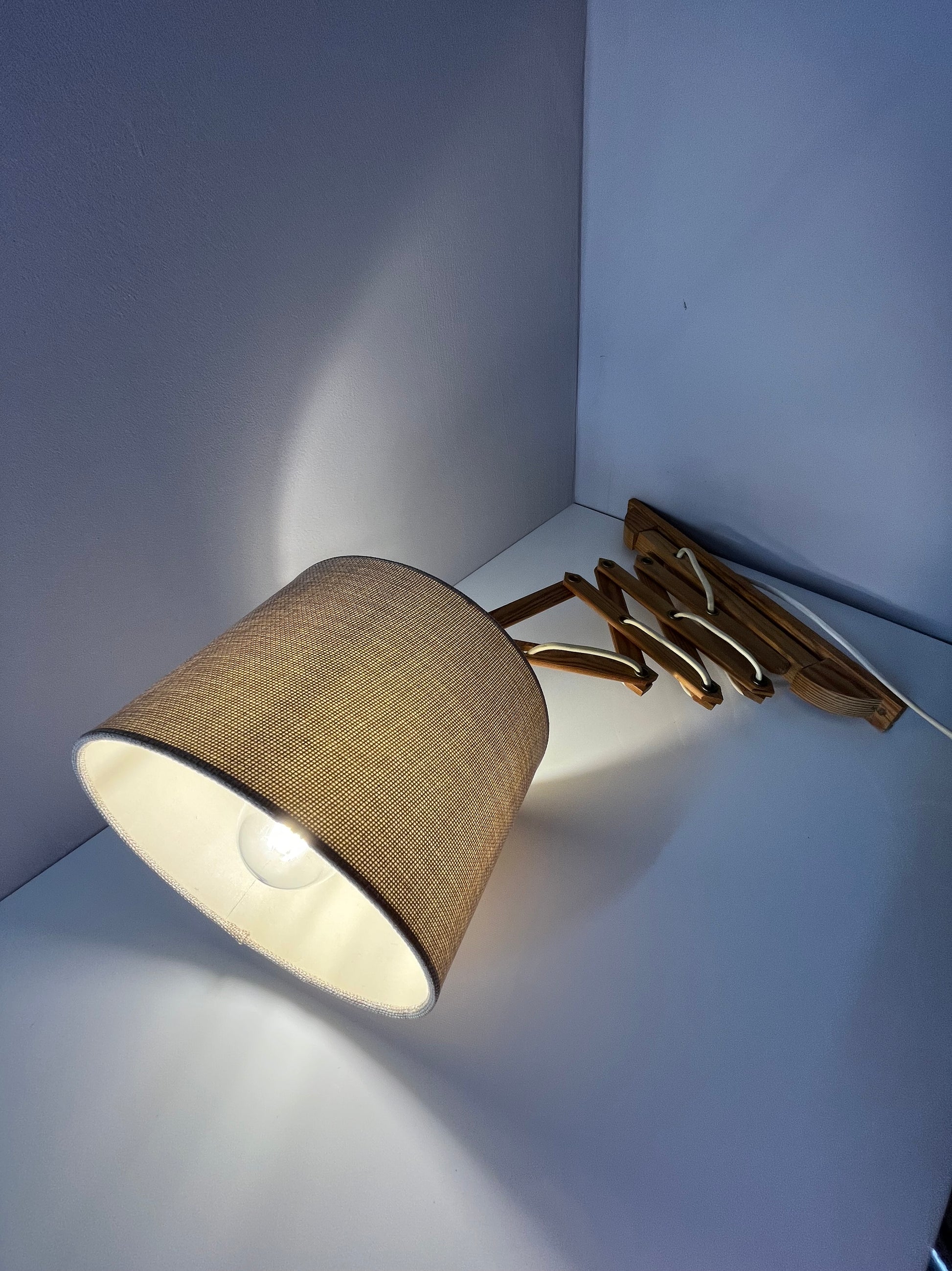 Scherenlampe beige Holz von Le Klint