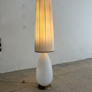 Stehlampe weiß mit Opalglasfuß und Plisseeschirm