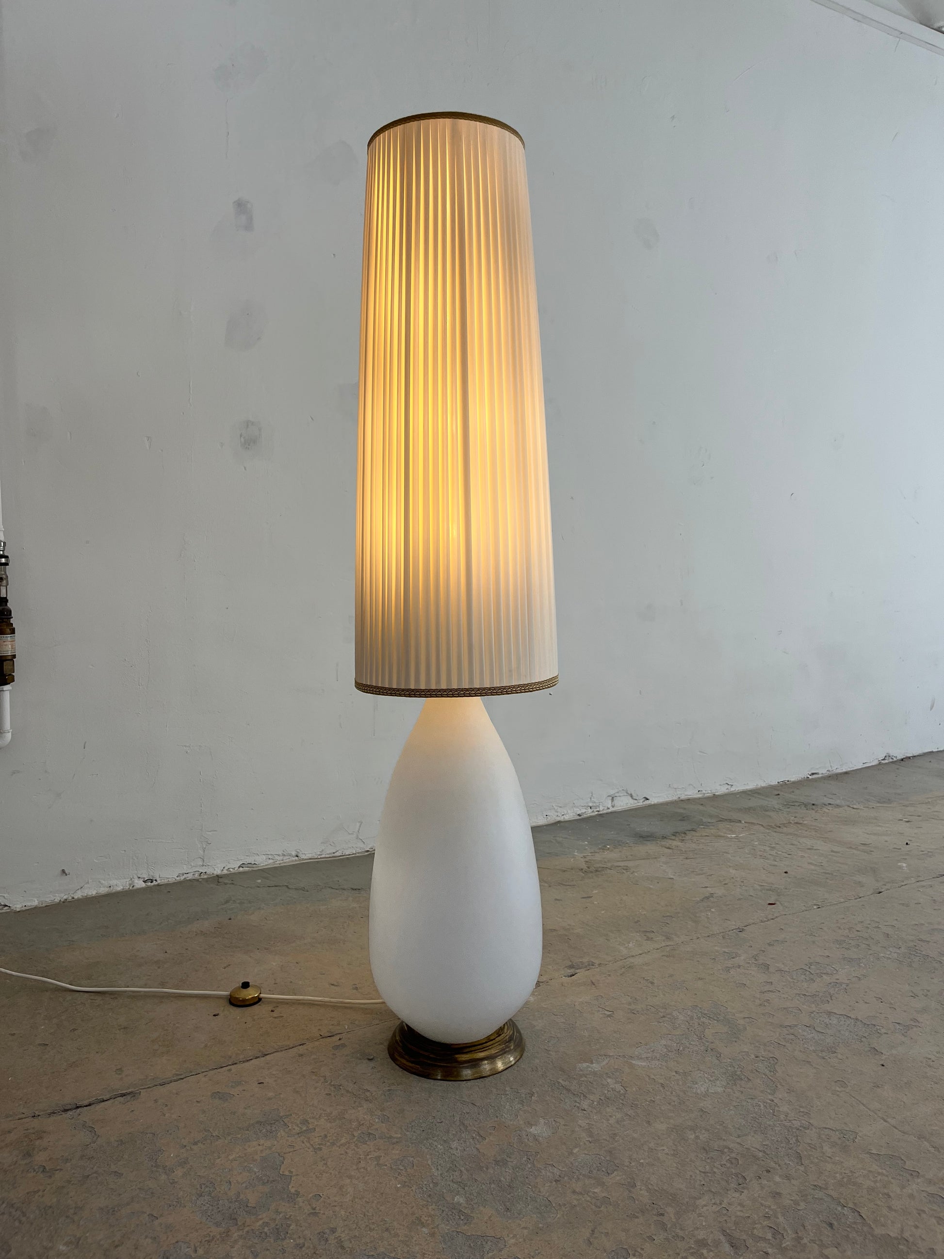 Stehlampe weiß mit Opalglasfuß und Plisseeschirm