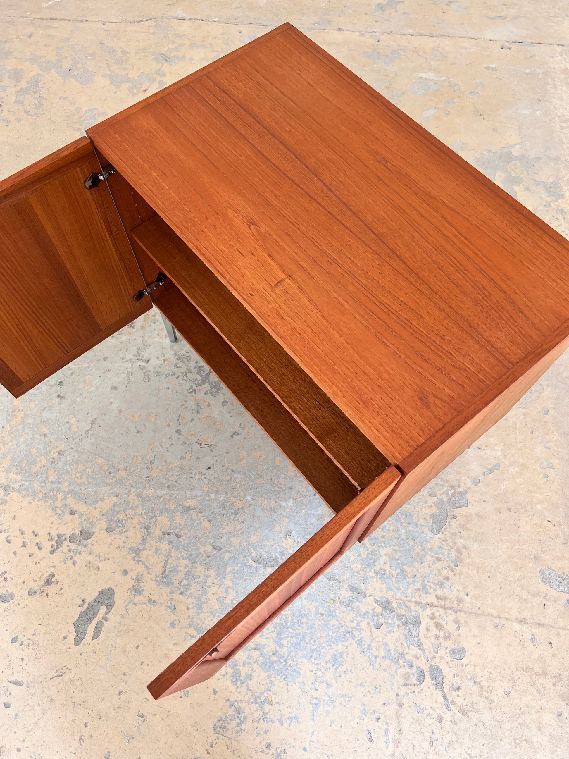 Kommode Teak mit Flügeltüren & neuen Chromfüßen von H. W. Klein für Bramin