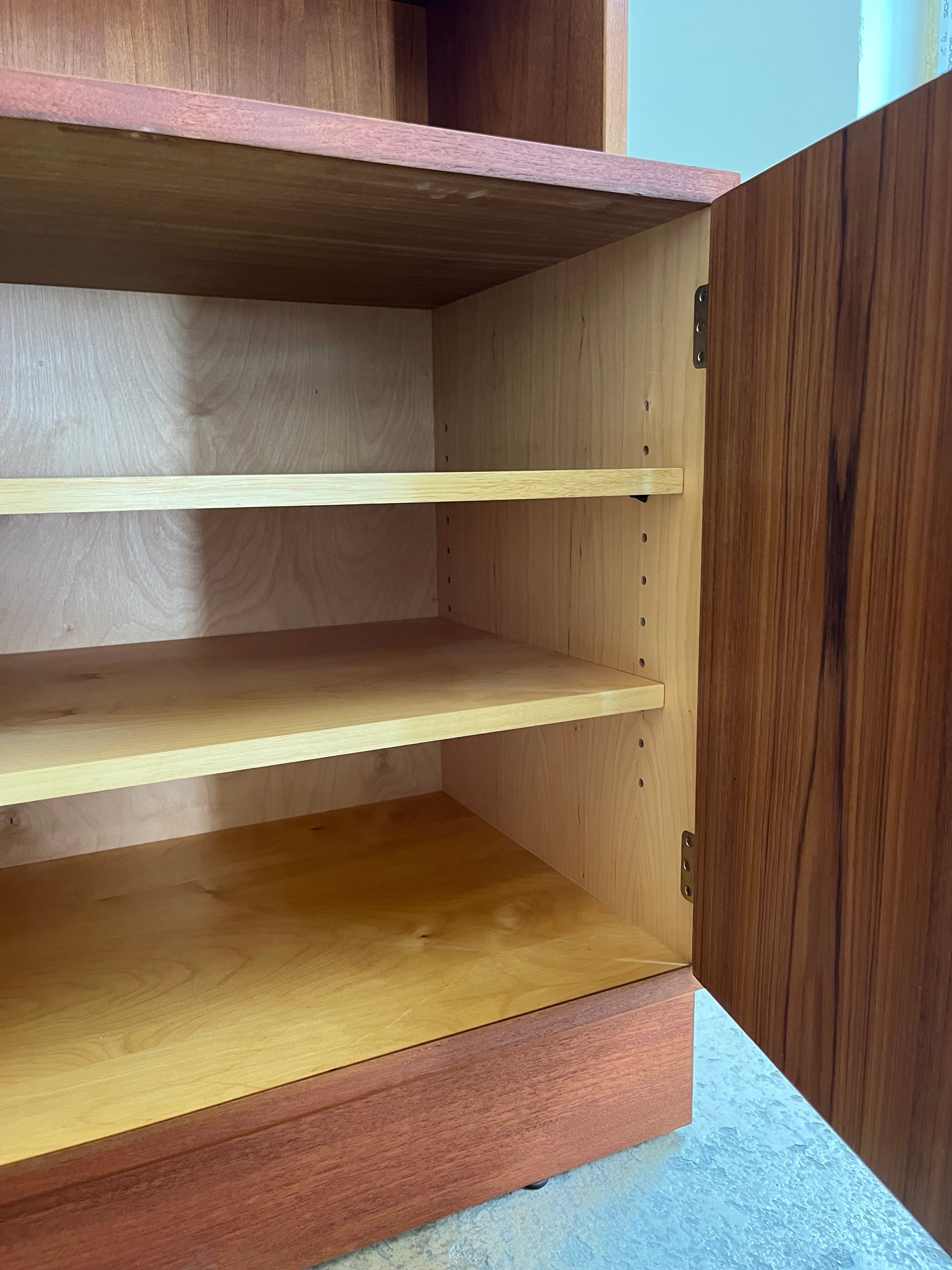 Vitrine Teak mit Schiebetüren von Hundevad