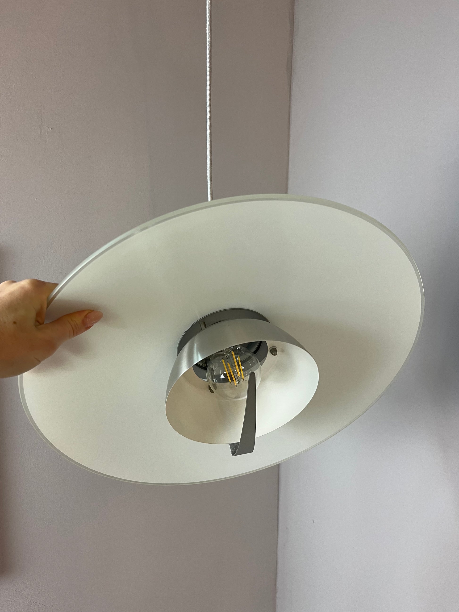 Hängelampe silber Milchglas