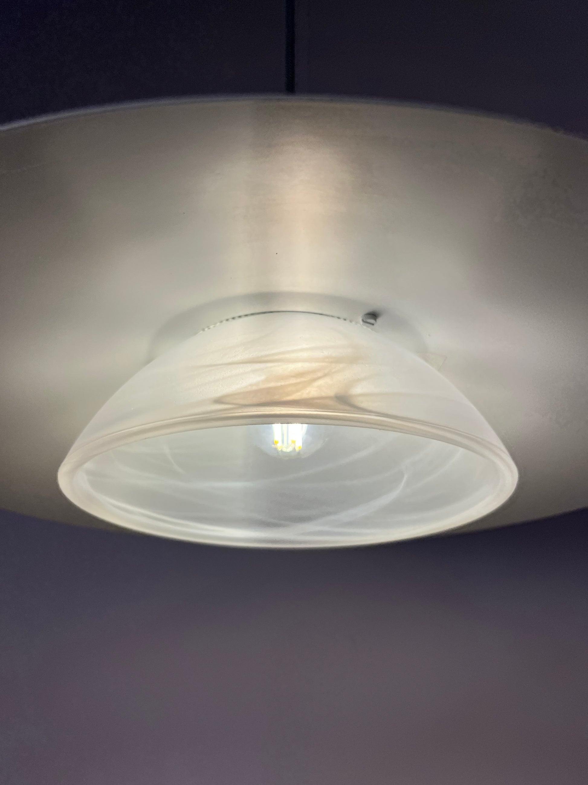 Lamellenlampe weiß mit marmorierter Glaslamelle von Jeka