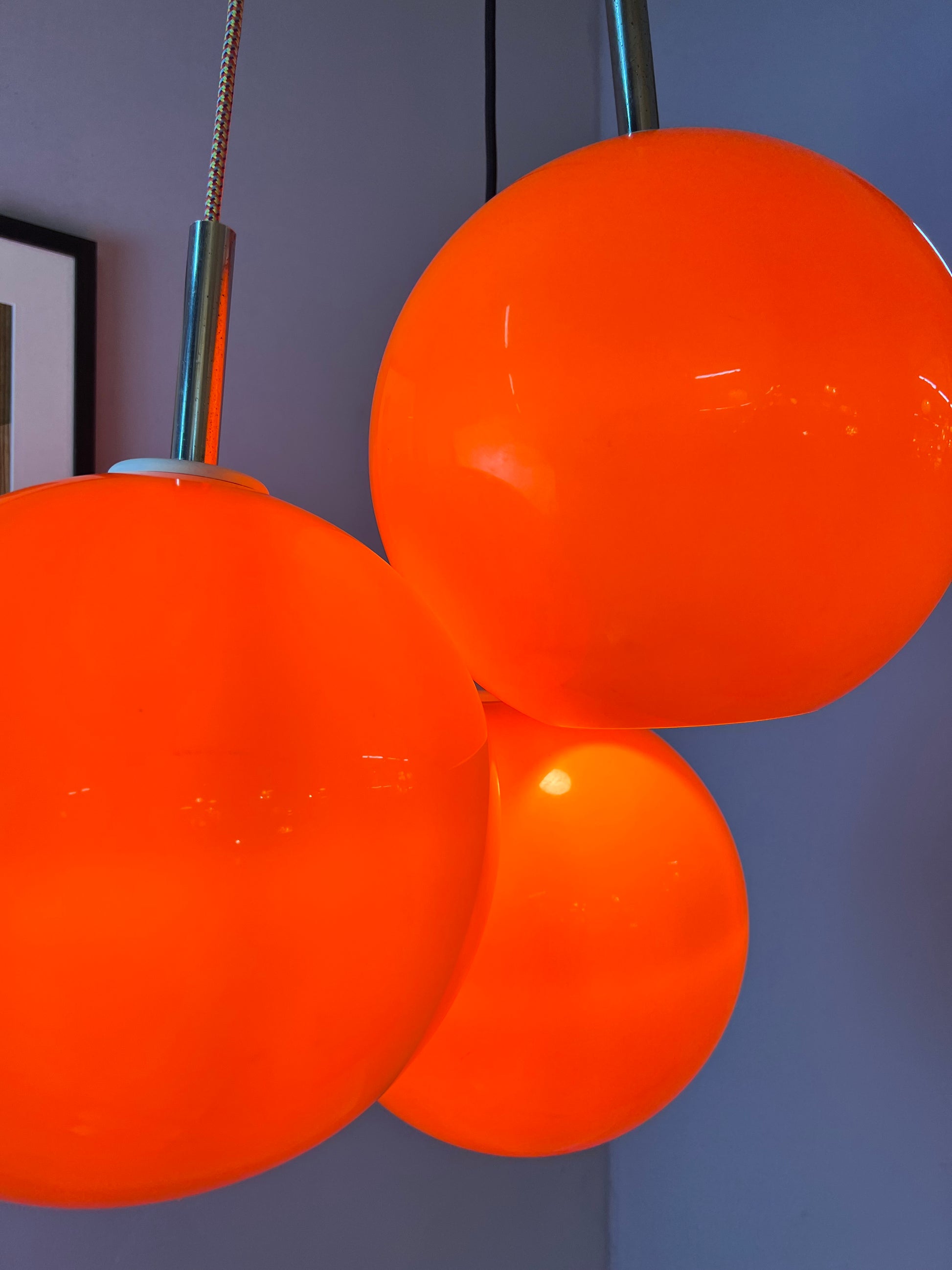 Große Kugellampe orange Kunststoff mit Chromstab
