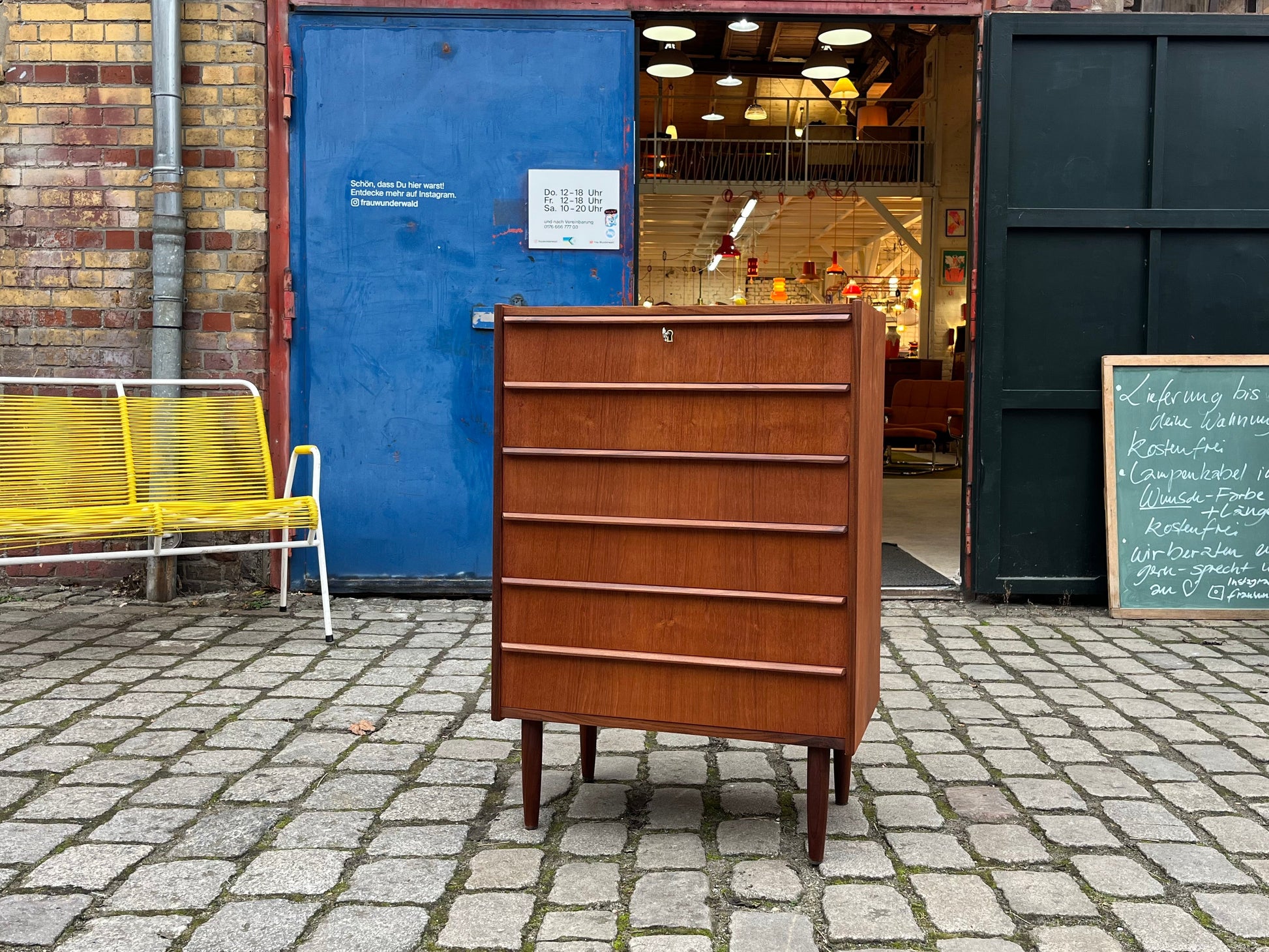 Kommode Teak mit Schloss & durchgängigen Griffen