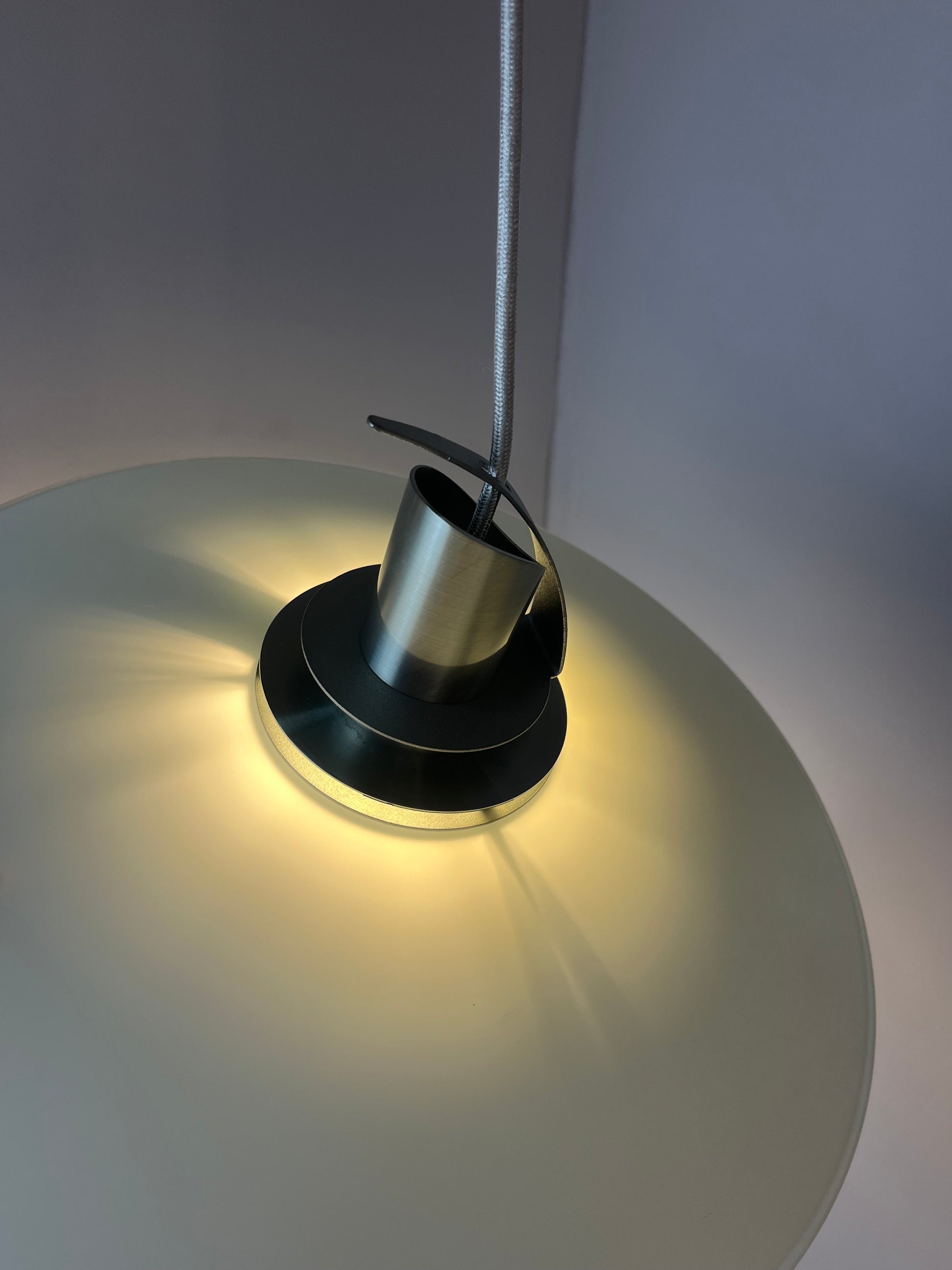 Hängelampe silber Milchglas