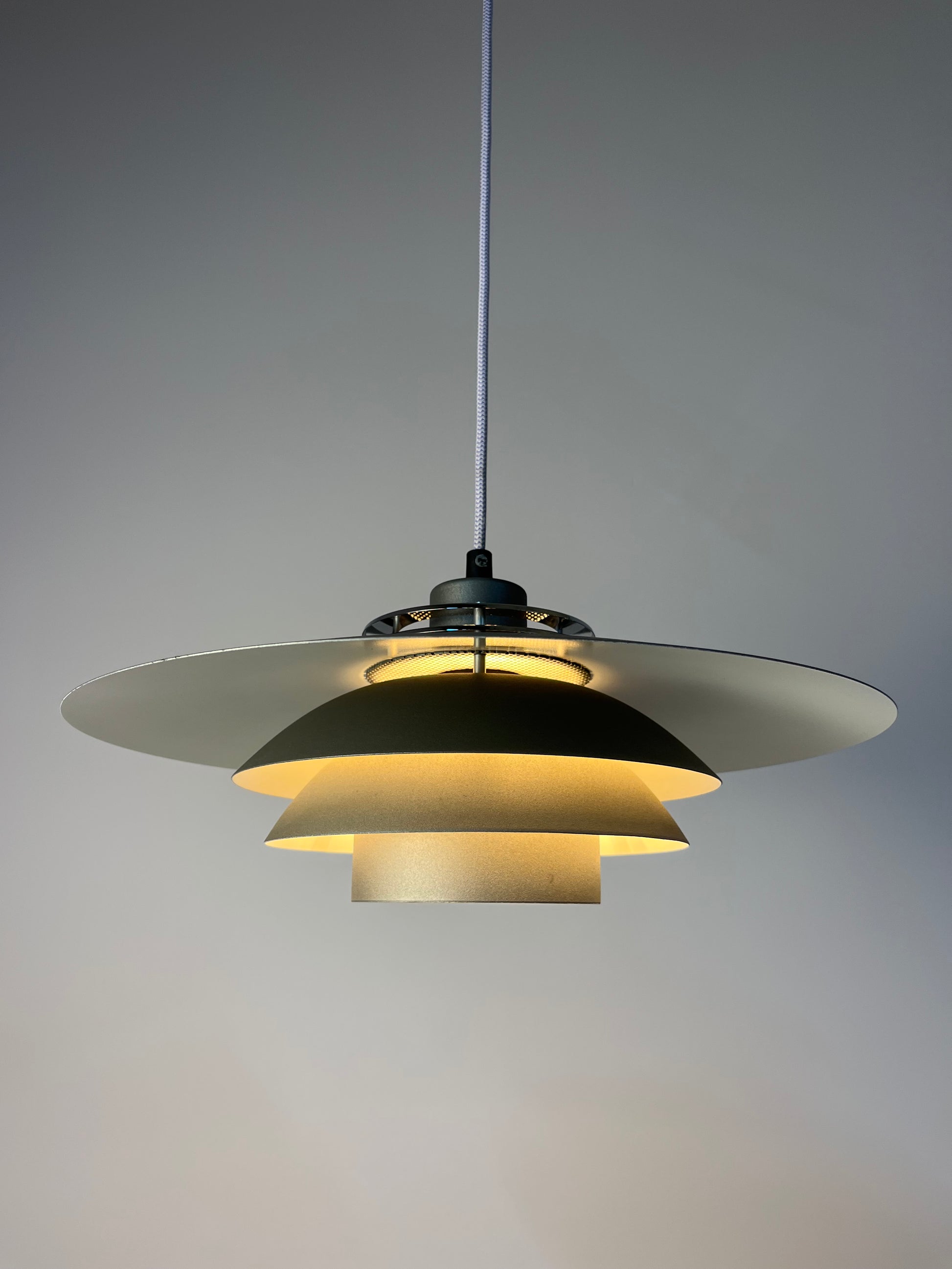 Lamellenlampe Modell DE-LUX grau von Design Light