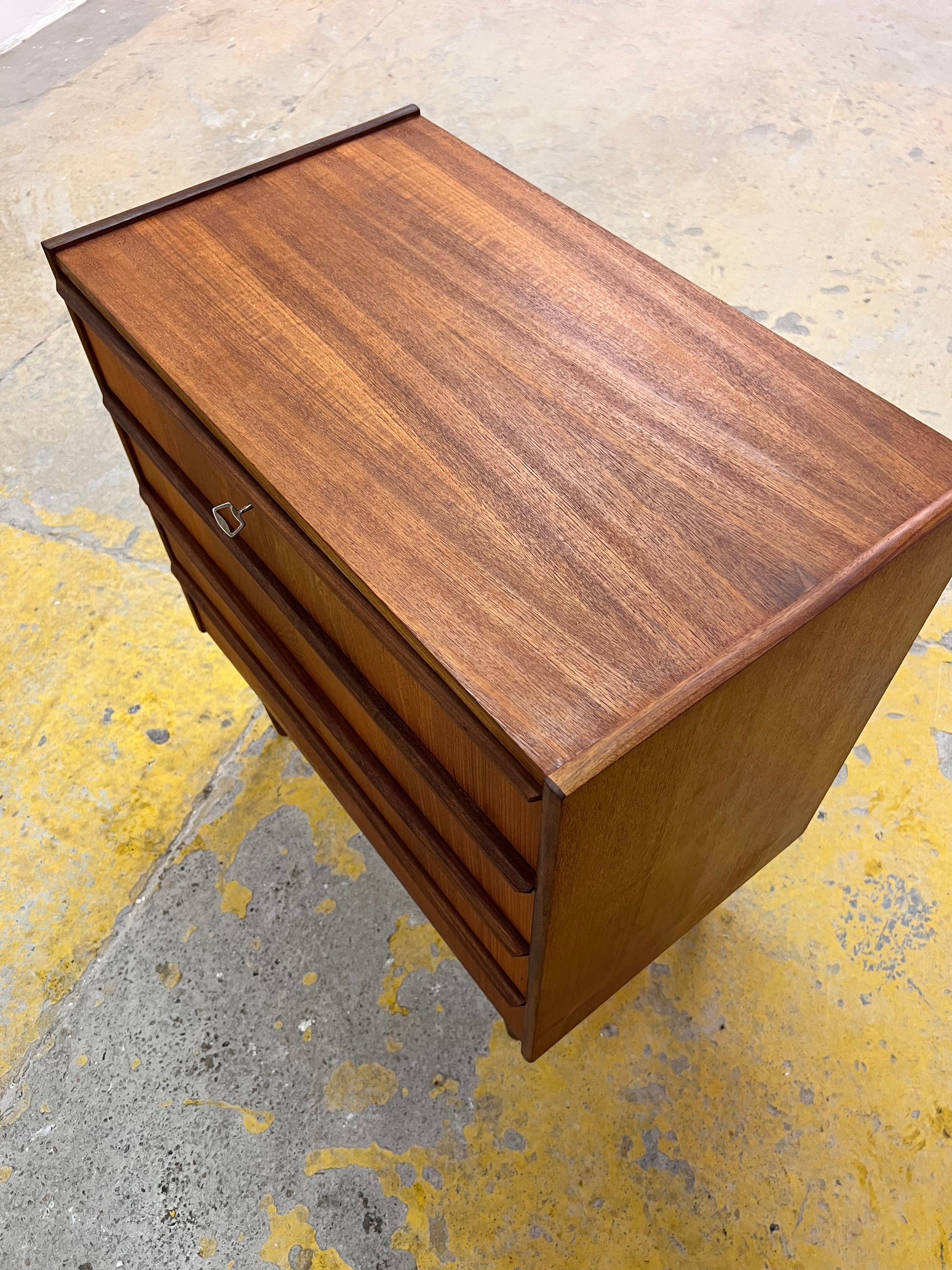 Kommode Nachtschrank Teak mit Schloss aus Dänemark