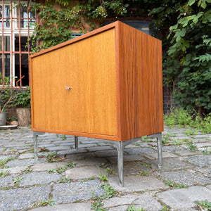Kleines Sideboard mit Schloss & neuen Chromfüßen