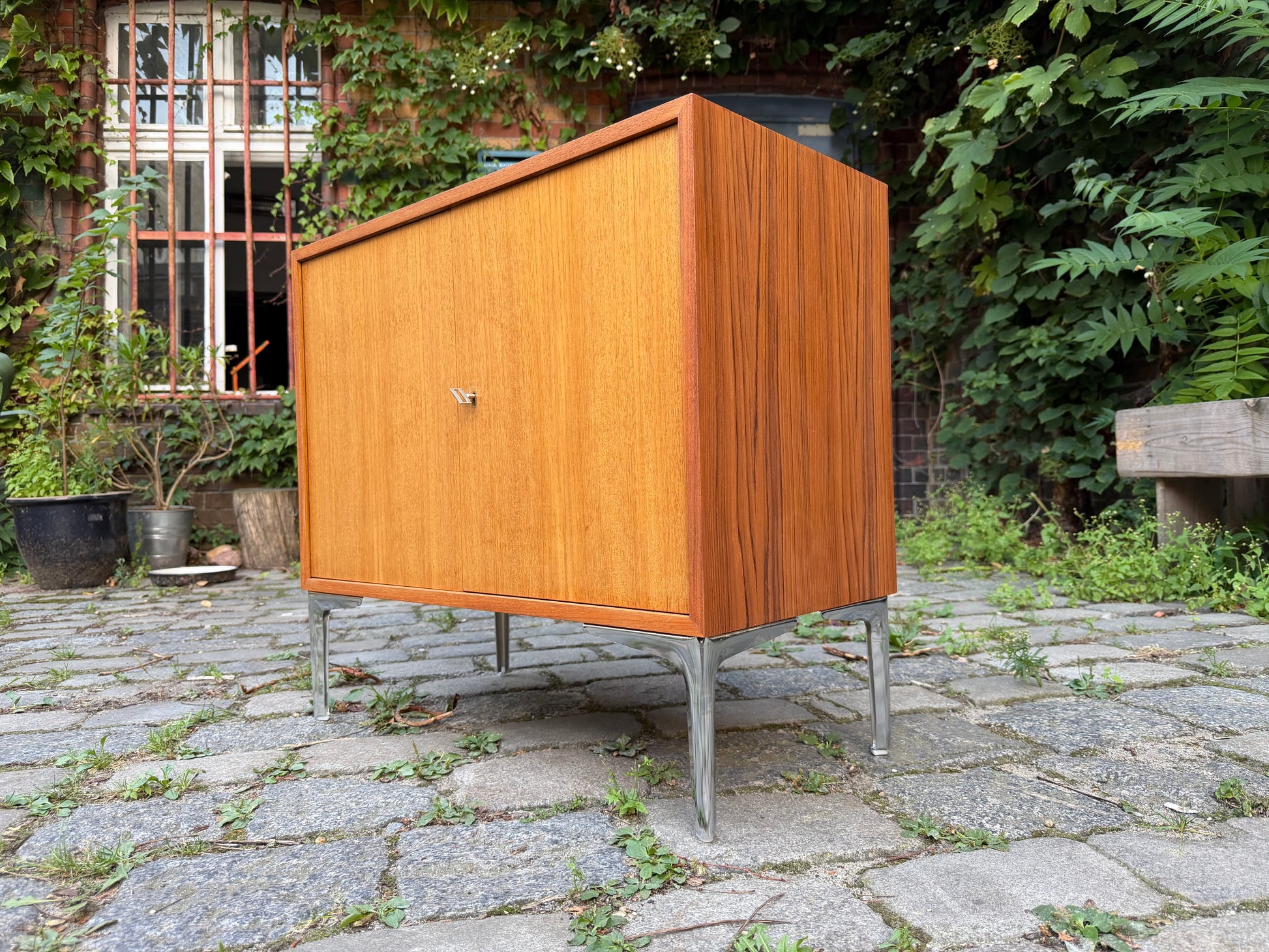 Kleines Sideboard mit Schloss & neuen Chromfüßen