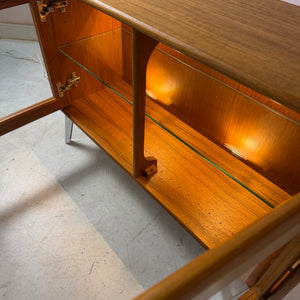 Kleine Vitrine mit Beleuchtung & neuen Chromfüßen von Dyrlund