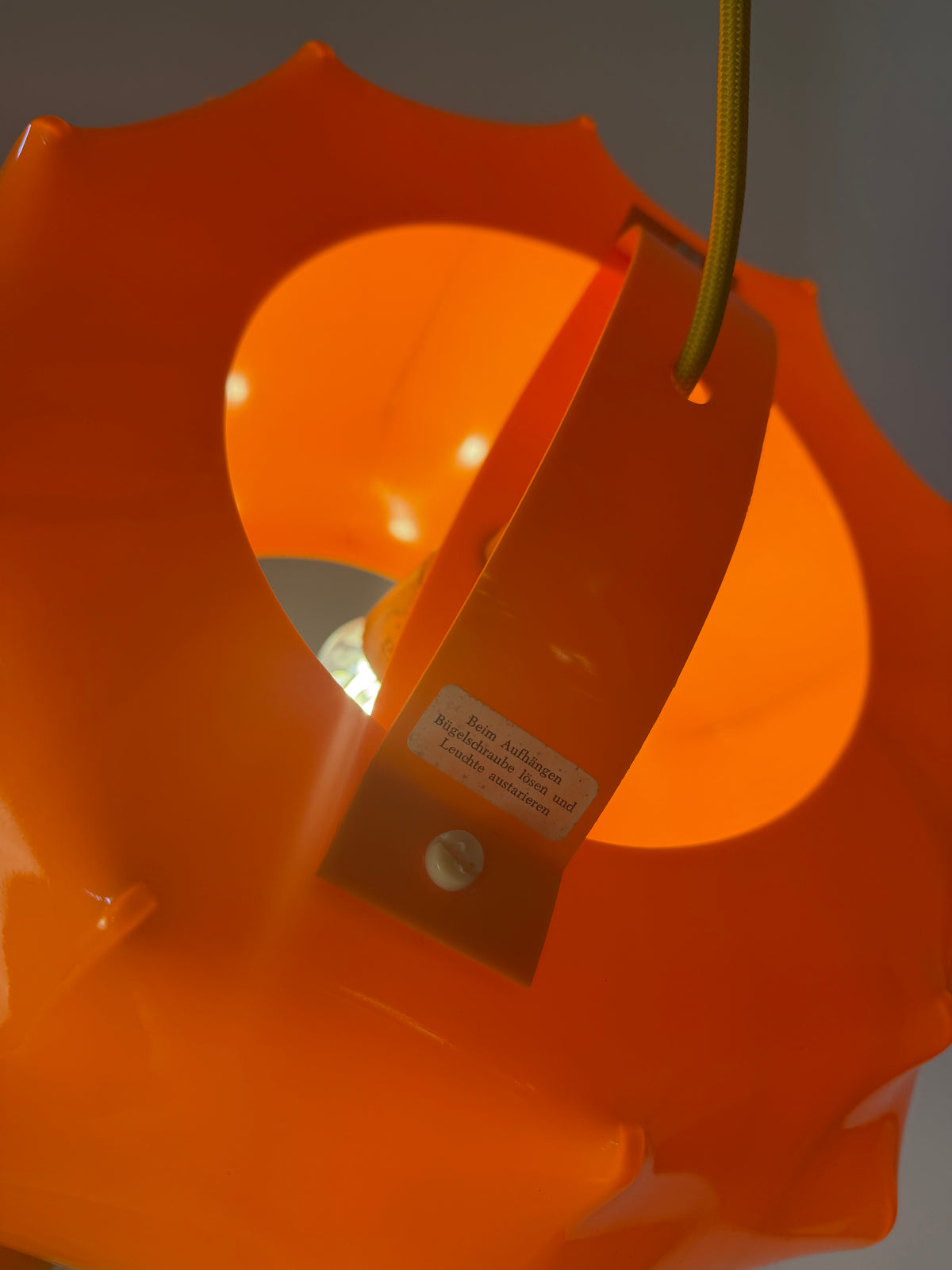 Hängelampe orange mit gelbem Kabel von Ilka Plast