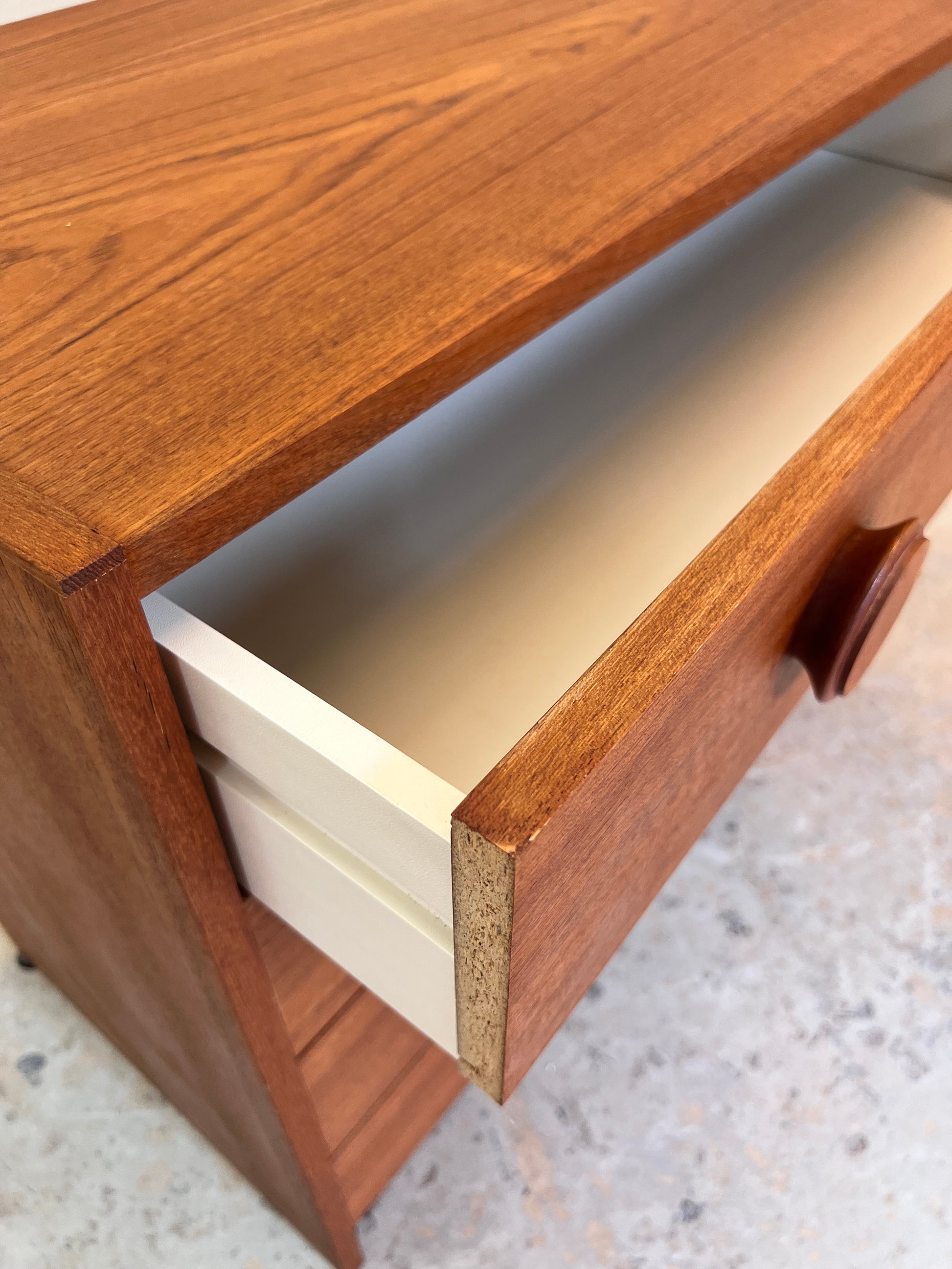 Kommode Teak mit runden Griffen aus Dänemark