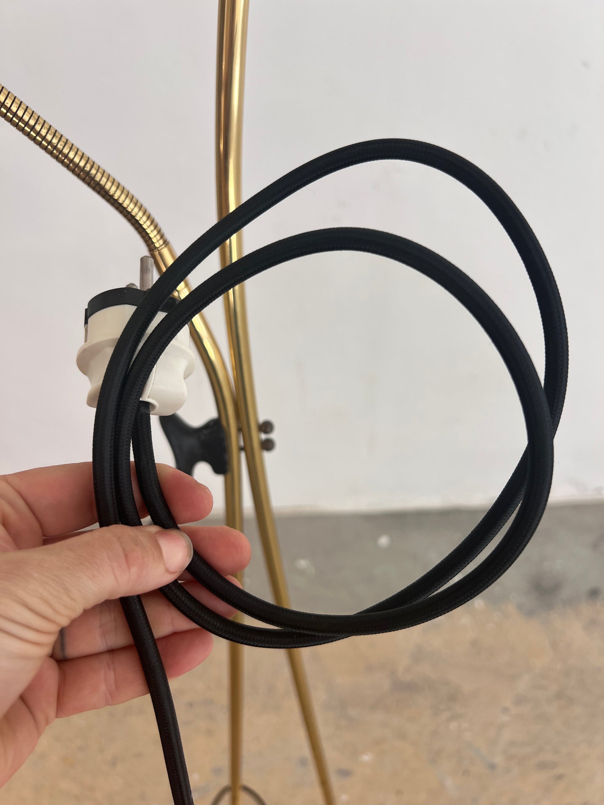 Stehlampe mit zwei Schwanenhalsarmen Messing