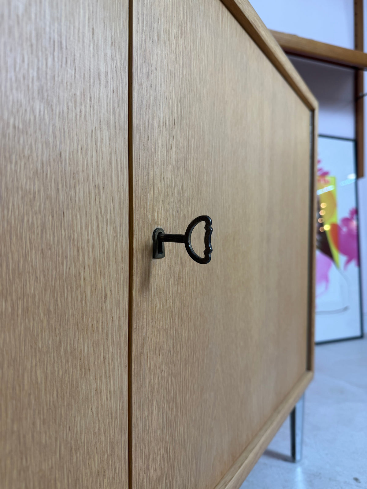 Schrank Eiche mit neuen Chromfüßen von WK Möbel