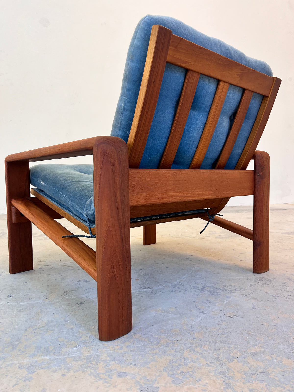 Sessel Loungechair blauer Samt und Teak