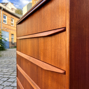 Kommode Teak mit durchgängigen Griffen