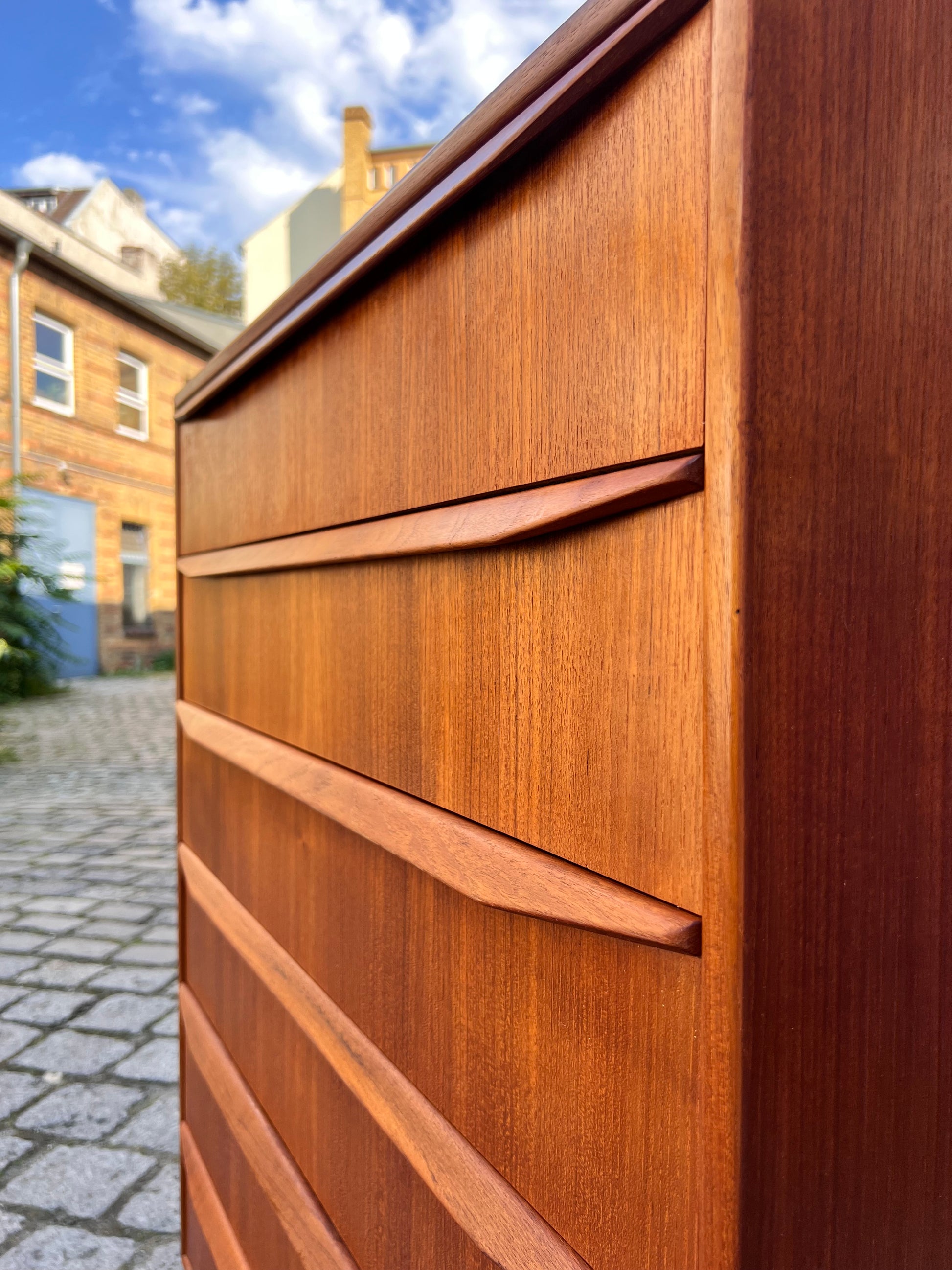 Kommode Teak mit durchgängigen Griffen