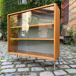 Vitrine Esche mit neuen Chromfüßen von Hellerau