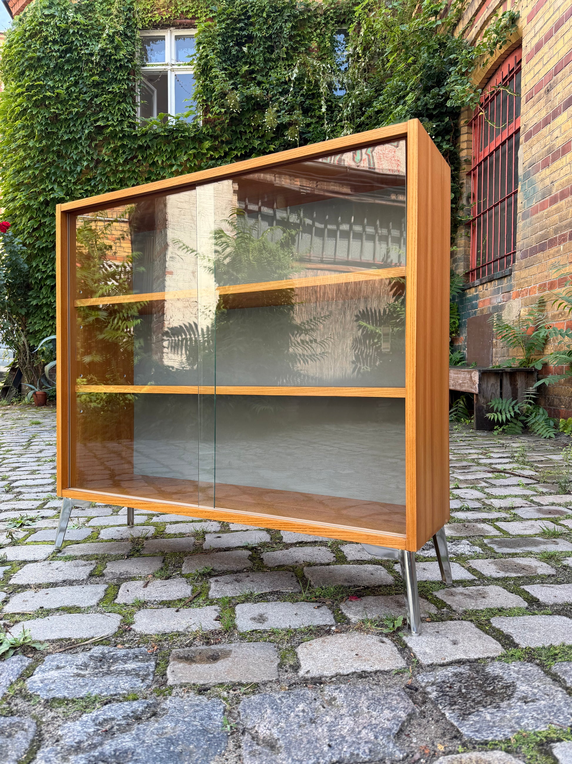 Vitrine Esche mit neuen Chromfüßen von Hellerau
