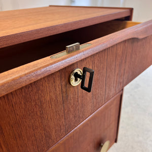 Kommode Teak mit Holz- & Messinggriffen aus Dänemark