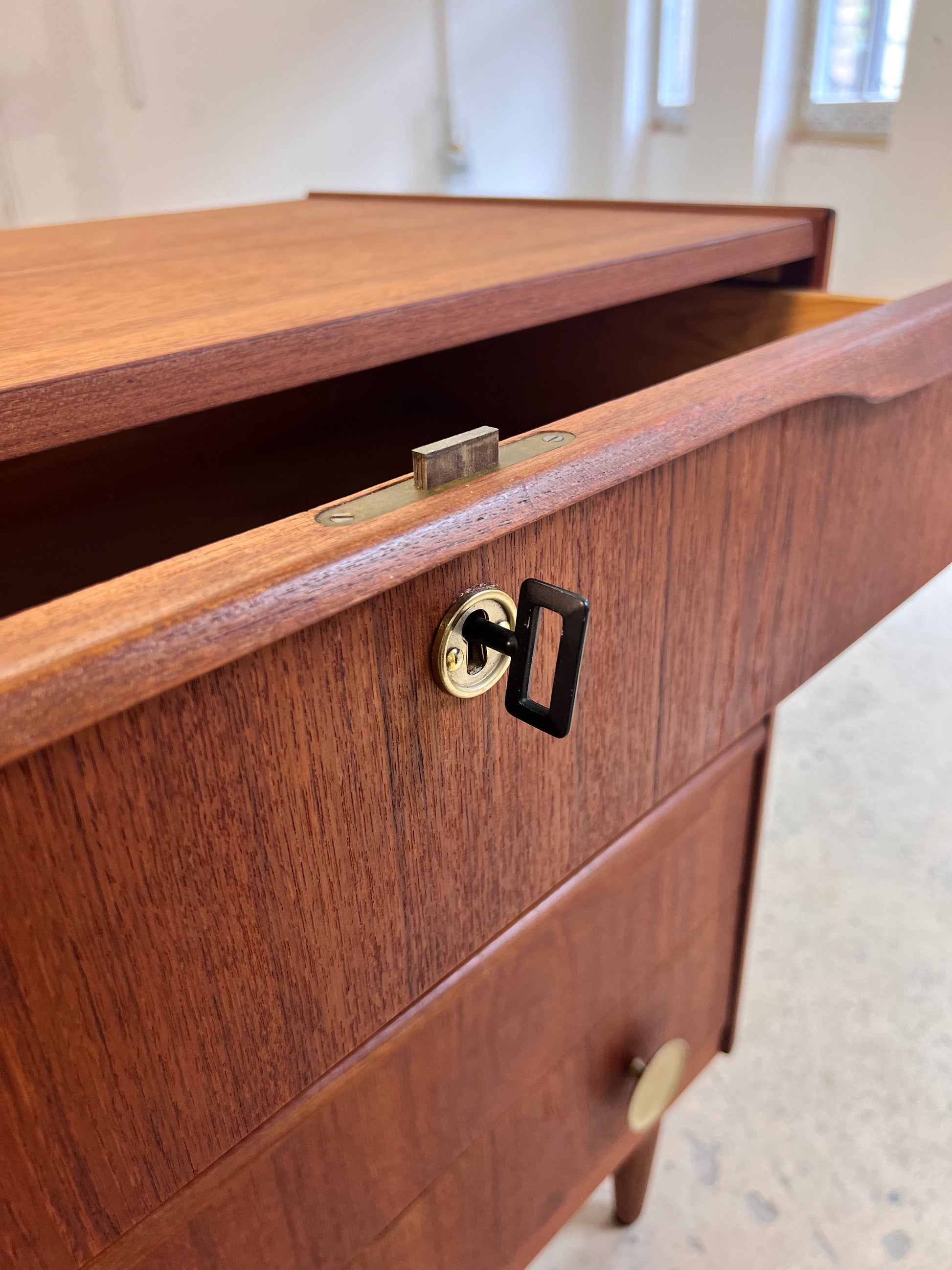 Kommode Teak mit Holz- & Messinggriffen aus Dänemark