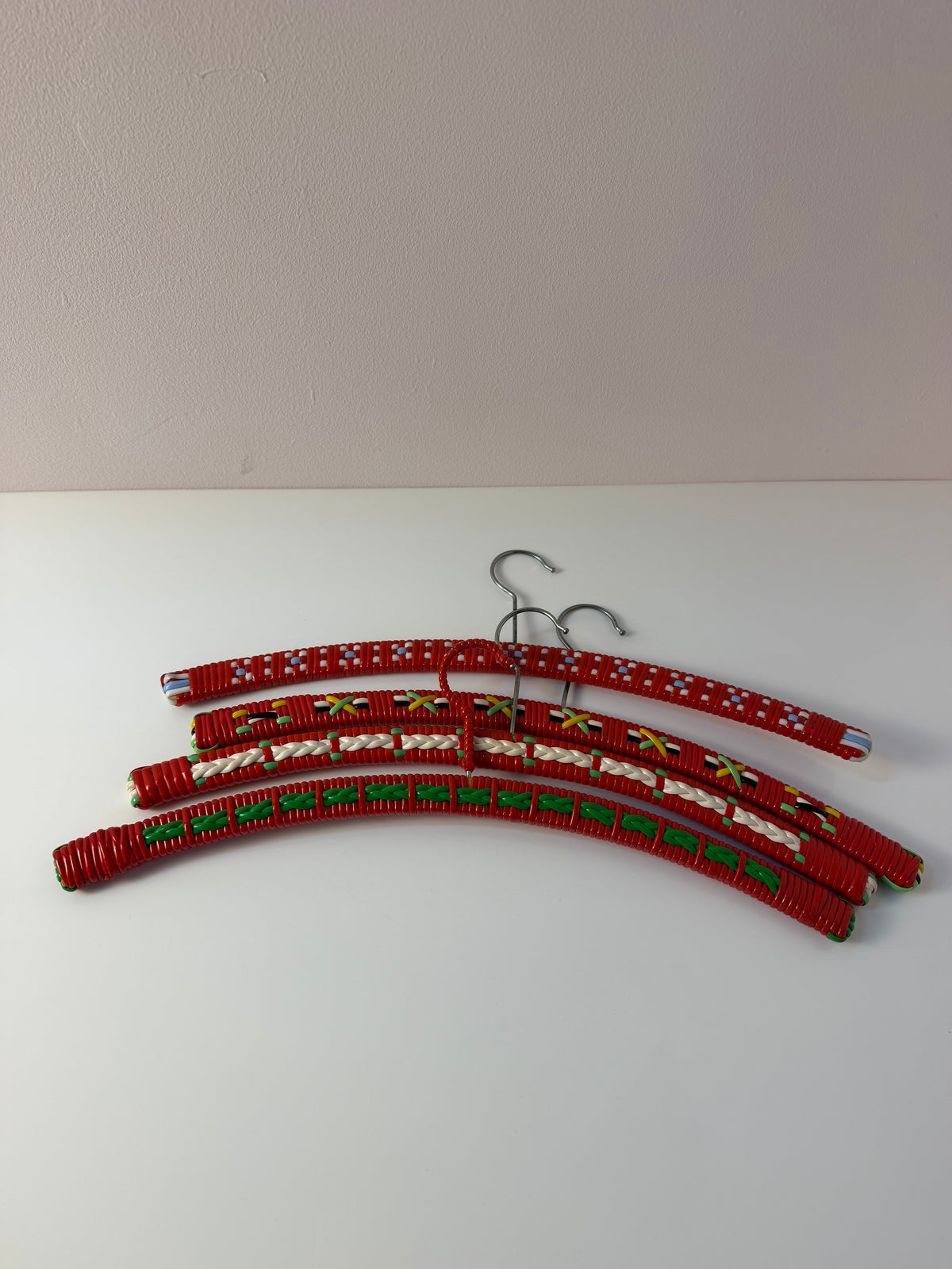 Set: 4x Kleiderbügel rot grün