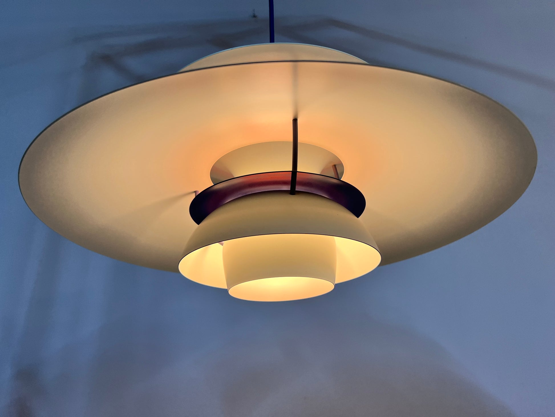 Lamellenlampe PH5 weiß blau von Poul Henningsen für Louis Poulsen