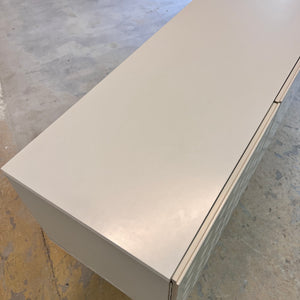 Sideboard weiß mit kreisförmigem Reliefmuster aus Belgien